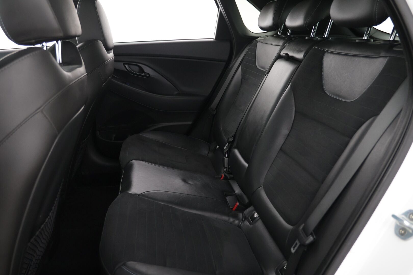 Hyundai i30 2018 N 2,0 T-GDI 6MT Performance Pack * Panorama / Muistipenkki / P-kamera / Kaistavahti / Apple&Android / Keyless * - Nahka-alcantara sisusta / Suomi-auto / 2x aluvanteet!