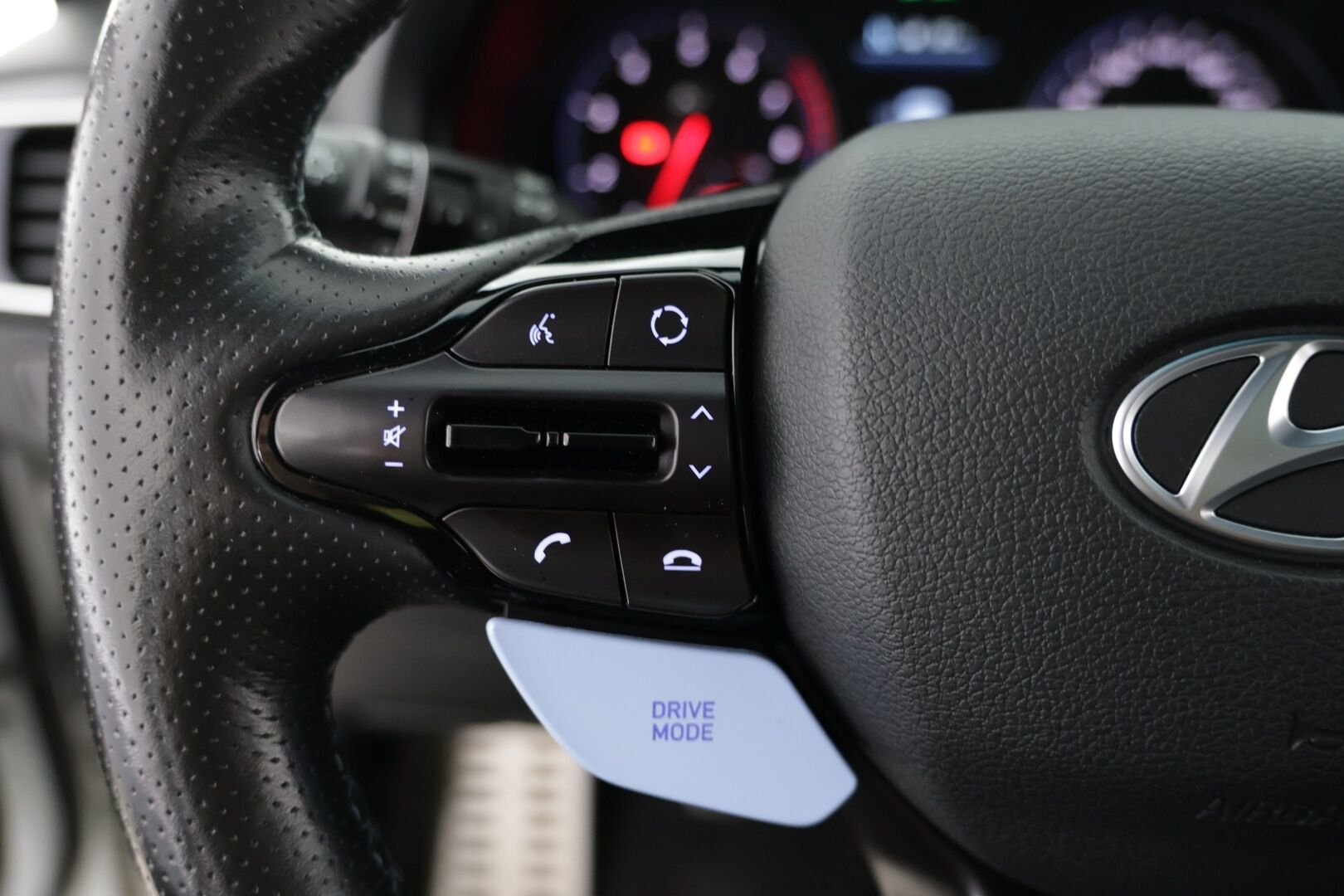 Hyundai i30 2018 N 2,0 T-GDI 6MT Performance Pack * Panorama / Muistipenkki / P-kamera / Kaistavahti / Apple&Android / Keyless * - Nahka-alcantara sisusta / Suomi-auto / 2x aluvanteet!