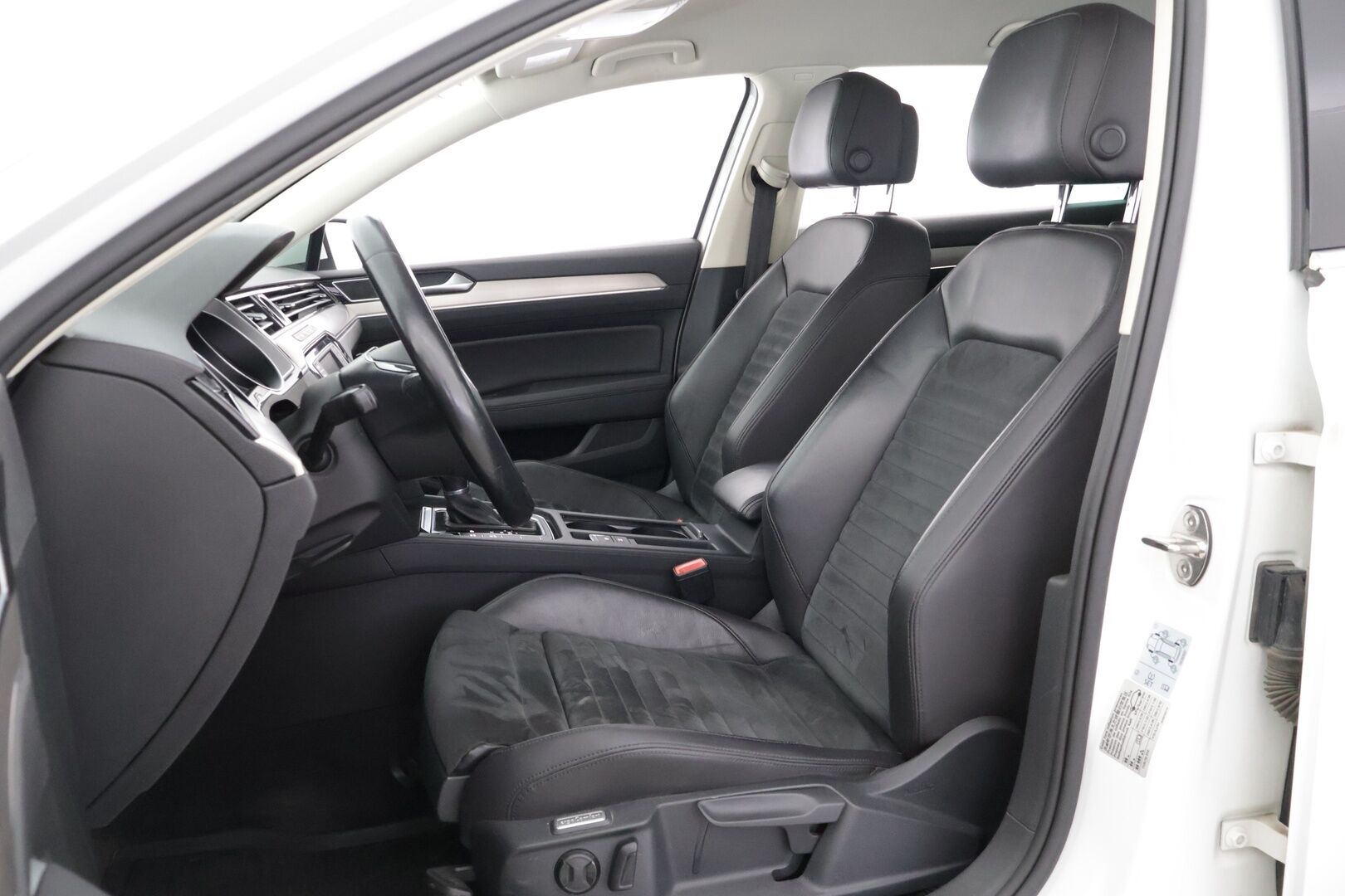 Volkswagen Passat 2015 Variant Highline 1,6 TDI DSG-automaatti. Myydään huutokaupat.com - Huutokaupat.com / Hyvät Renkaat / Vetokoukku / Pitkä leima*