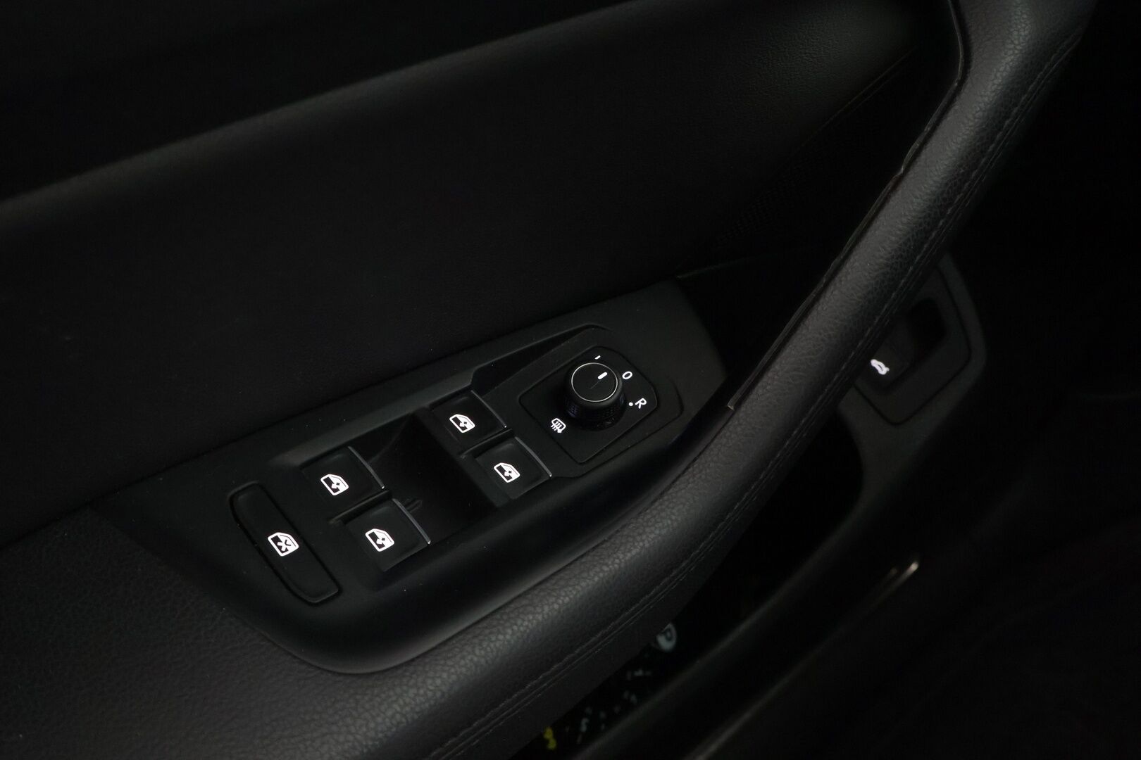 Volkswagen Passat 2015 Variant Highline 1,6 TDI DSG-automaatti. Myydään huutokaupat.com - Huutokaupat.com / Hyvät Renkaat / Vetokoukku / Pitkä leima*