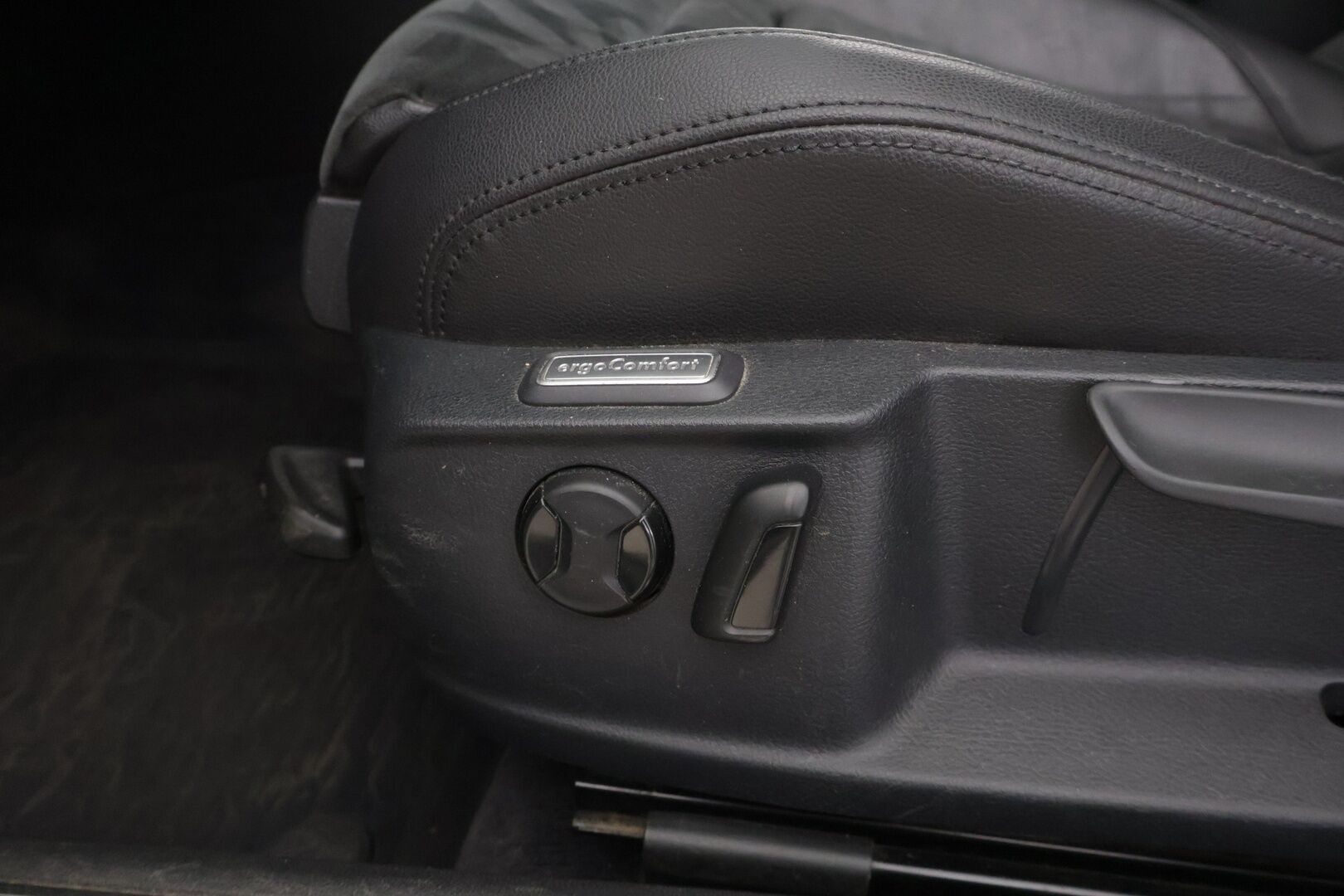 Volkswagen Passat 2015 Variant Highline 1,6 TDI DSG-automaatti. Myydään huutokaupat.com - Huutokaupat.com / Hyvät Renkaat / Vetokoukku / Pitkä leima*