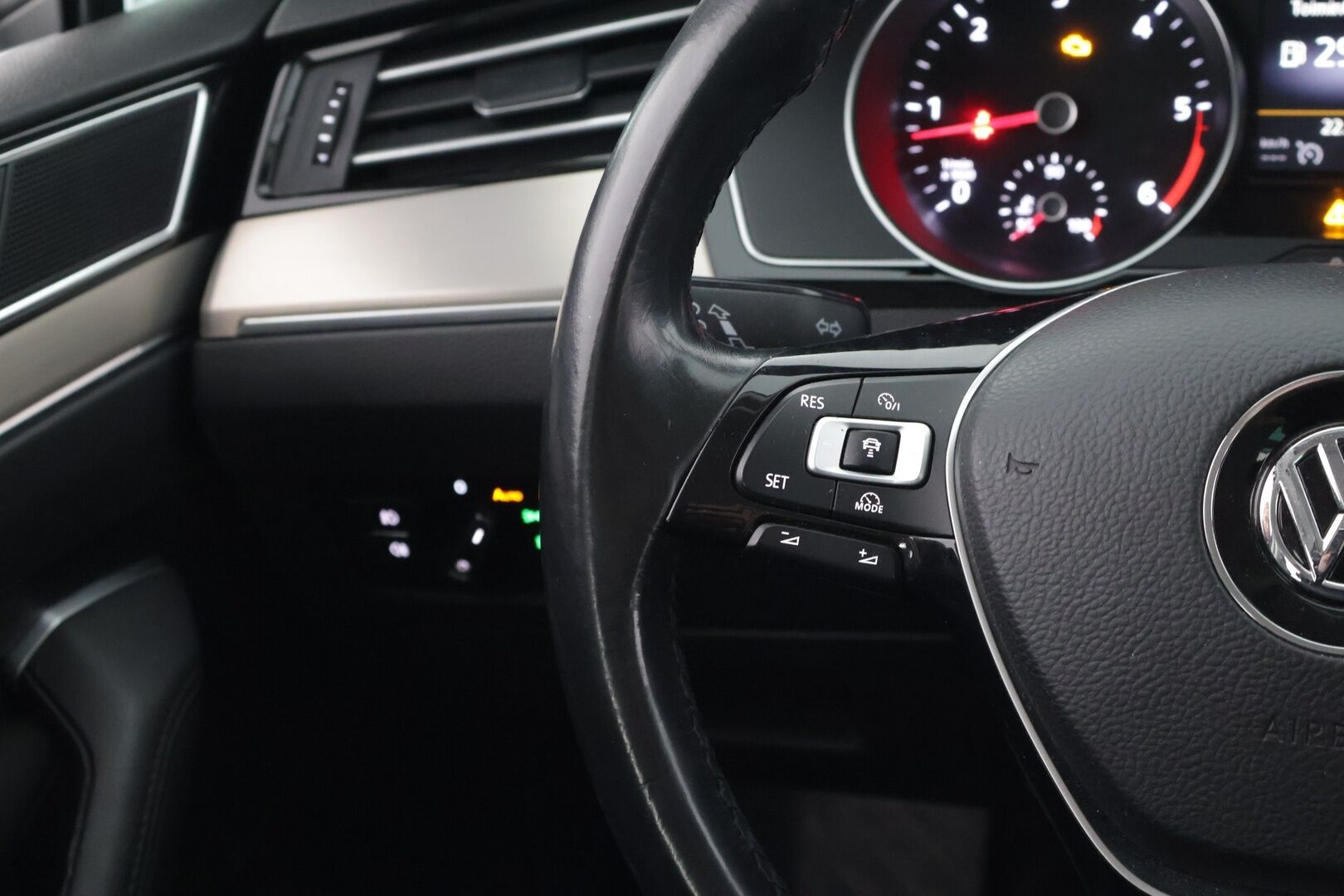 Volkswagen Passat 2015 Variant Highline 1,6 TDI DSG-automaatti. Myydään huutokaupat.com - Huutokaupat.com / Hyvät Renkaat / Vetokoukku / Pitkä leima*