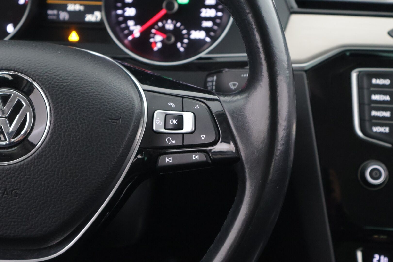 Volkswagen Passat 2015 Variant Highline 1,6 TDI DSG-automaatti. Myydään huutokaupat.com - Huutokaupat.com / Hyvät Renkaat / Vetokoukku / Pitkä leima*