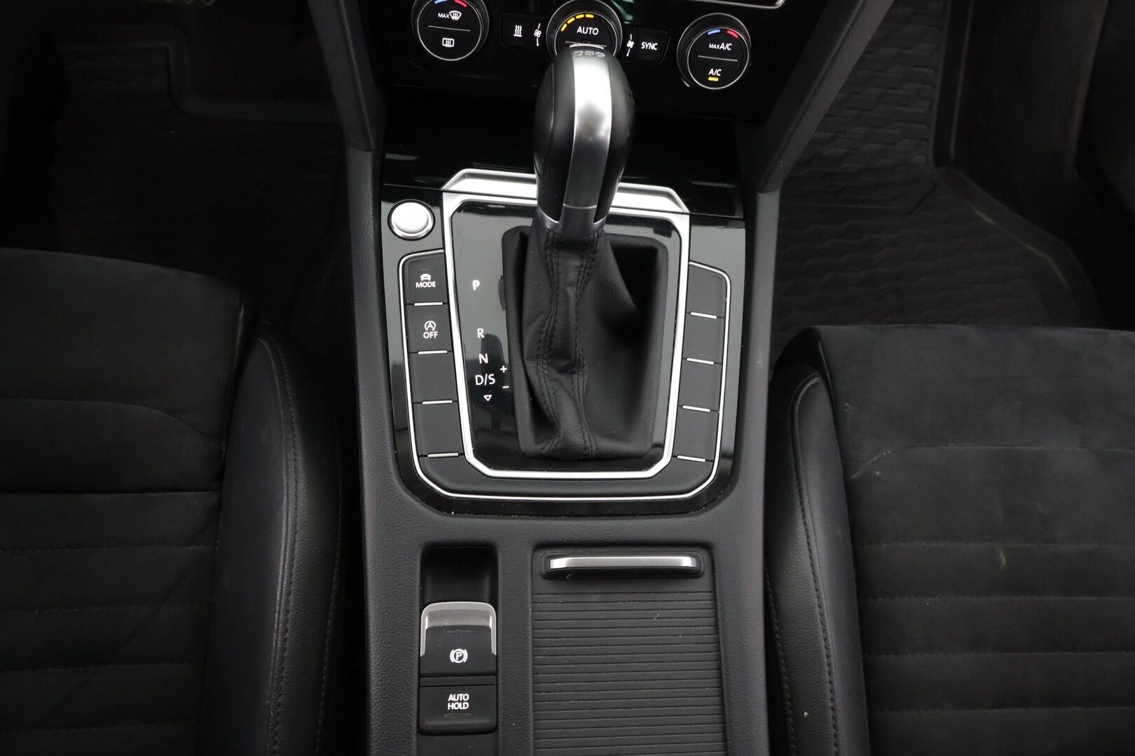 Volkswagen Passat 2015 Variant Highline 1,6 TDI DSG-automaatti. Myydään huutokaupat.com - Huutokaupat.com / Hyvät Renkaat / Vetokoukku / Pitkä leima*