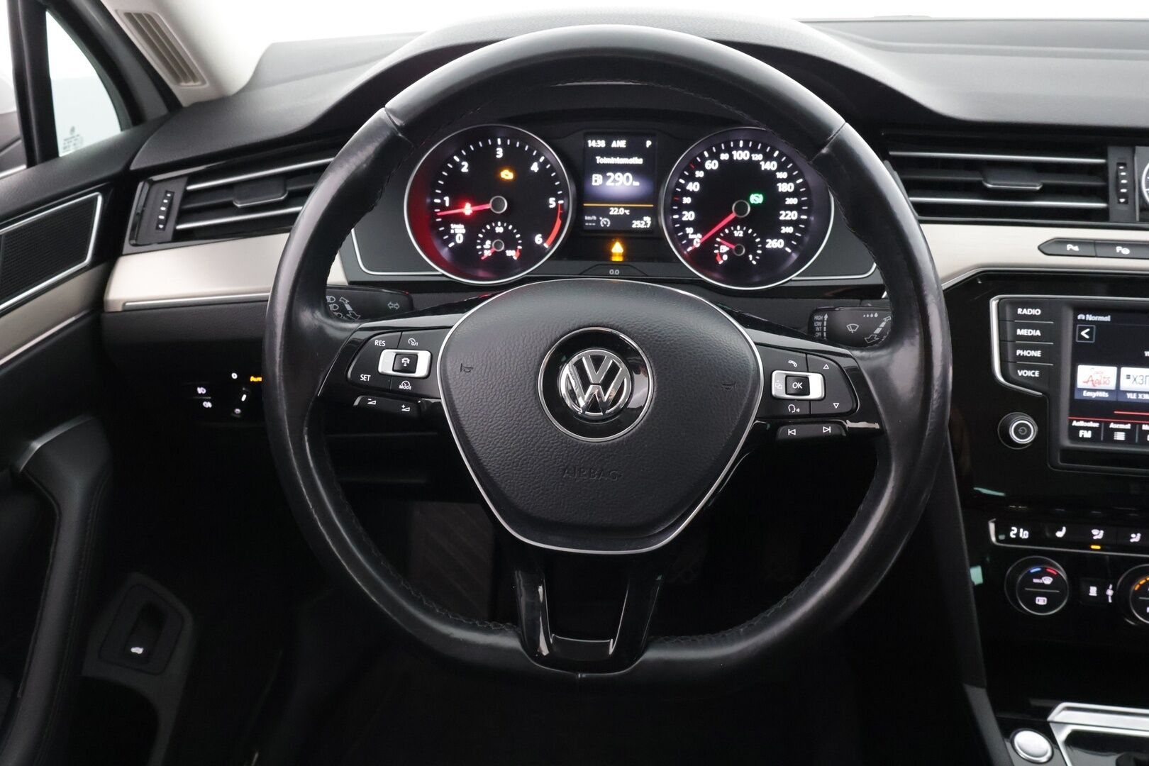Volkswagen Passat 2015 Variant Highline 1,6 TDI DSG-automaatti. Myydään huutokaupat.com - Huutokaupat.com / Hyvät Renkaat / Vetokoukku / Pitkä leima*