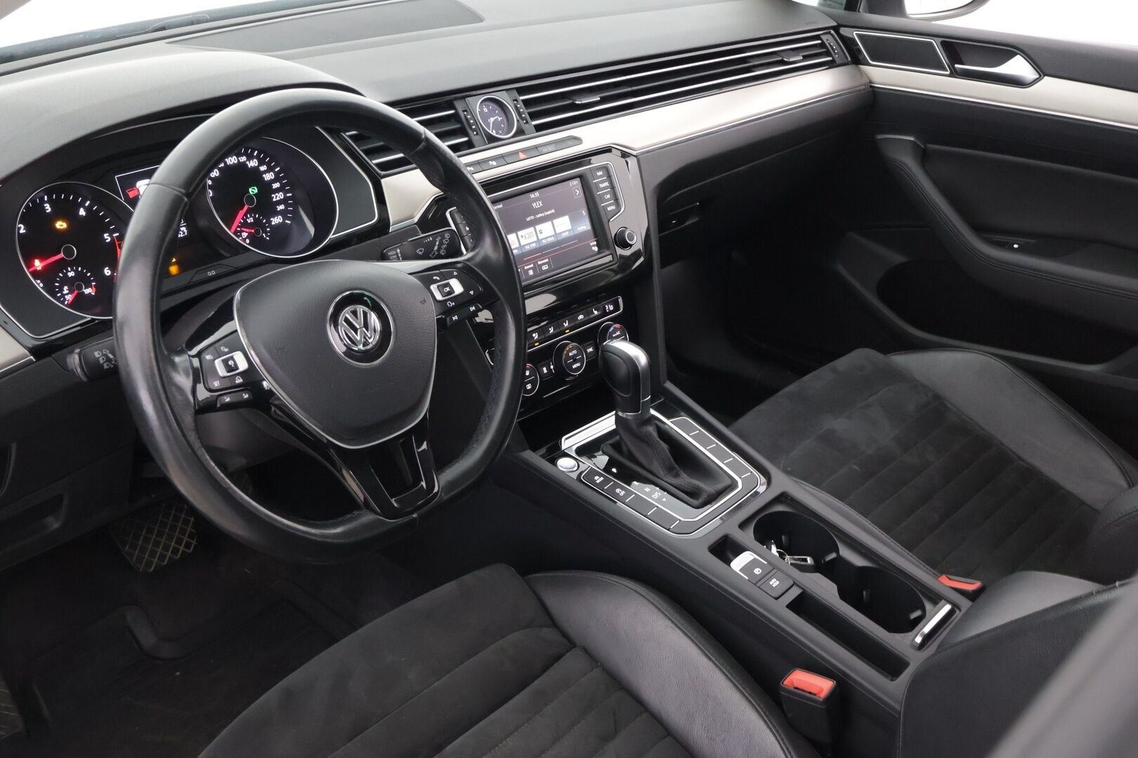 Volkswagen Passat 2015 Variant Highline 1,6 TDI DSG-automaatti. Myydään huutokaupat.com - Huutokaupat.com / Hyvät Renkaat / Vetokoukku / Pitkä leima*