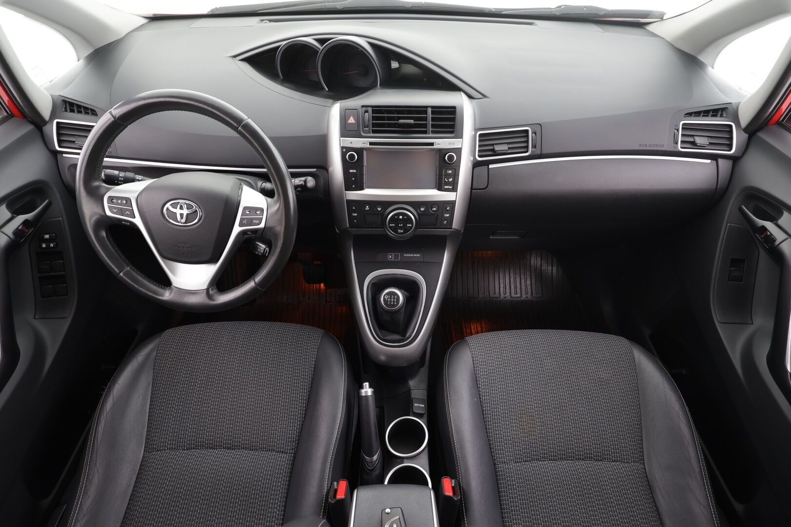 Toyota Verso 2016 1,8 Valvematic Active Edition 7p * Lohkolämmitin / Xenon / Vakkari / P.Kamera / Navi / Puolinahat * - 1-om Suomi-auto / Kahdet renkaat / Merkkihuollot