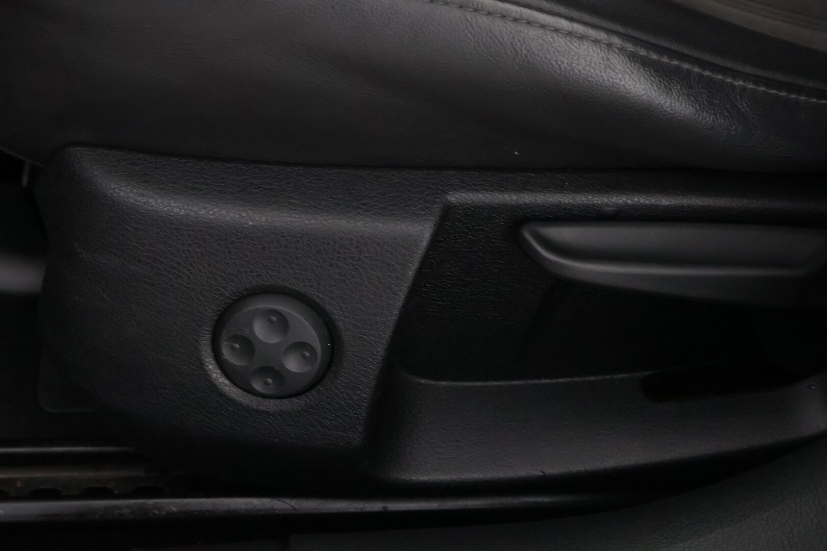 Audi A6 2016 Avant Land of quattro Edition 2,0 TDI 140 kW quattro S tronic S Line * Webasto / Vetokoukku / Nahka-Alcantara / Xenon - 2x Hyvät renkaat / Suomiauto / Juuri tullut Tampereelle!