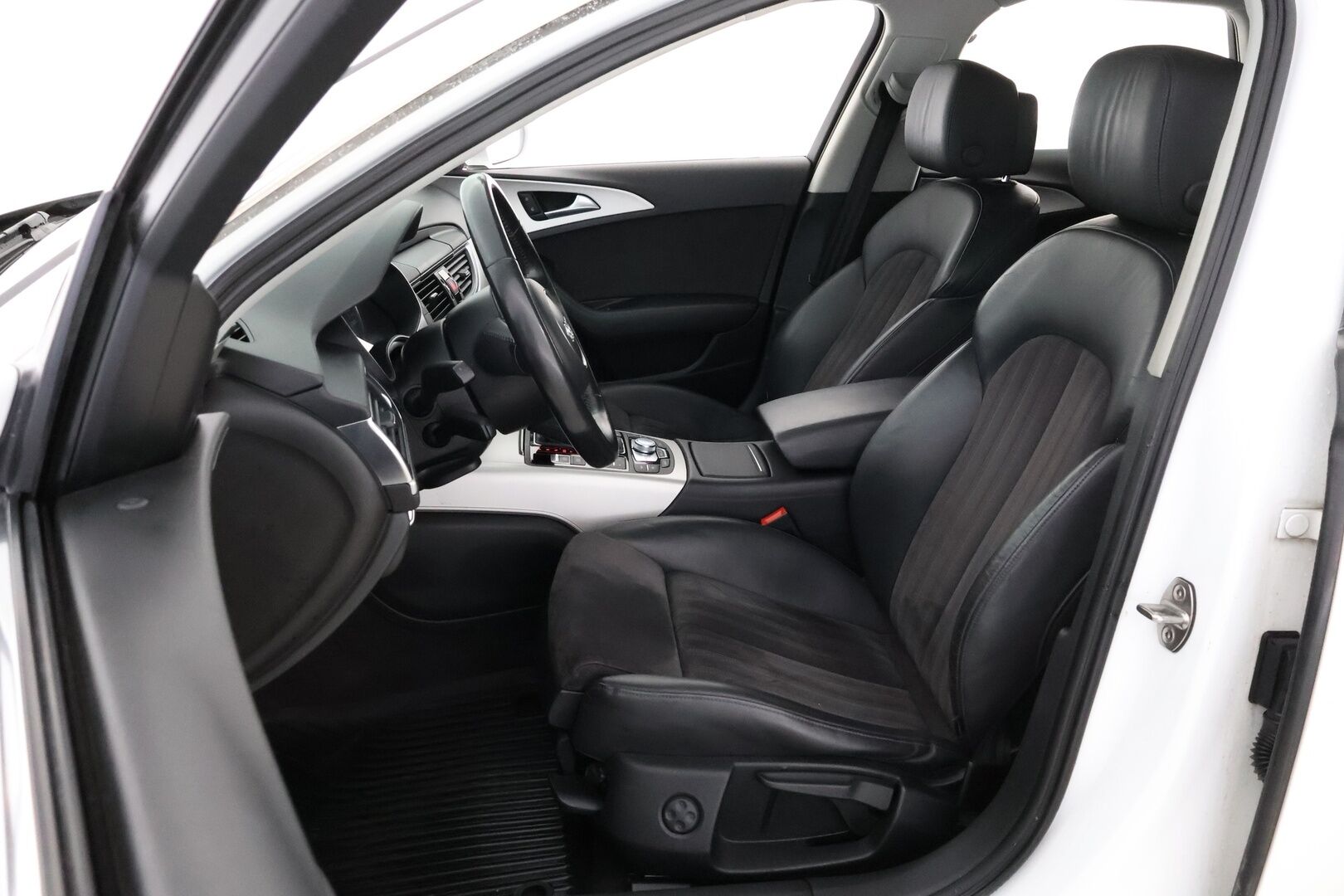 Audi A6 2016 Avant Land of quattro Edition 2,0 TDI 140 kW quattro S tronic S Line * Webasto / Vetokoukku / Nahka-Alcantara / Xenon - 2x Hyvät renkaat / Suomiauto / Juuri tullut Tampereelle!