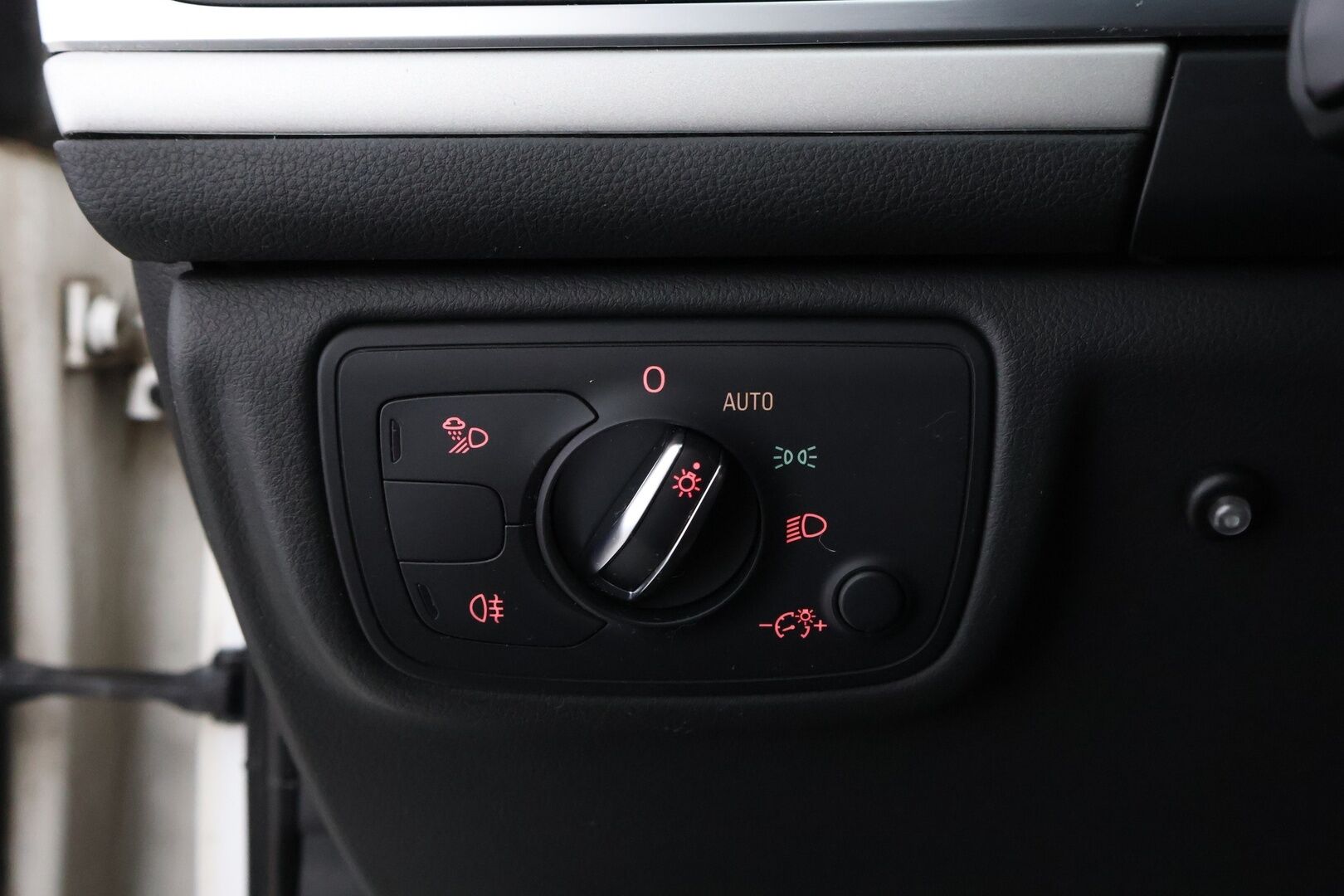 Audi A6 2016 Avant Land of quattro Edition 2,0 TDI 140 kW quattro S tronic S Line * Webasto / Vetokoukku / Nahka-Alcantara / Xenon - 2x Hyvät renkaat / Suomiauto / Juuri tullut Tampereelle!