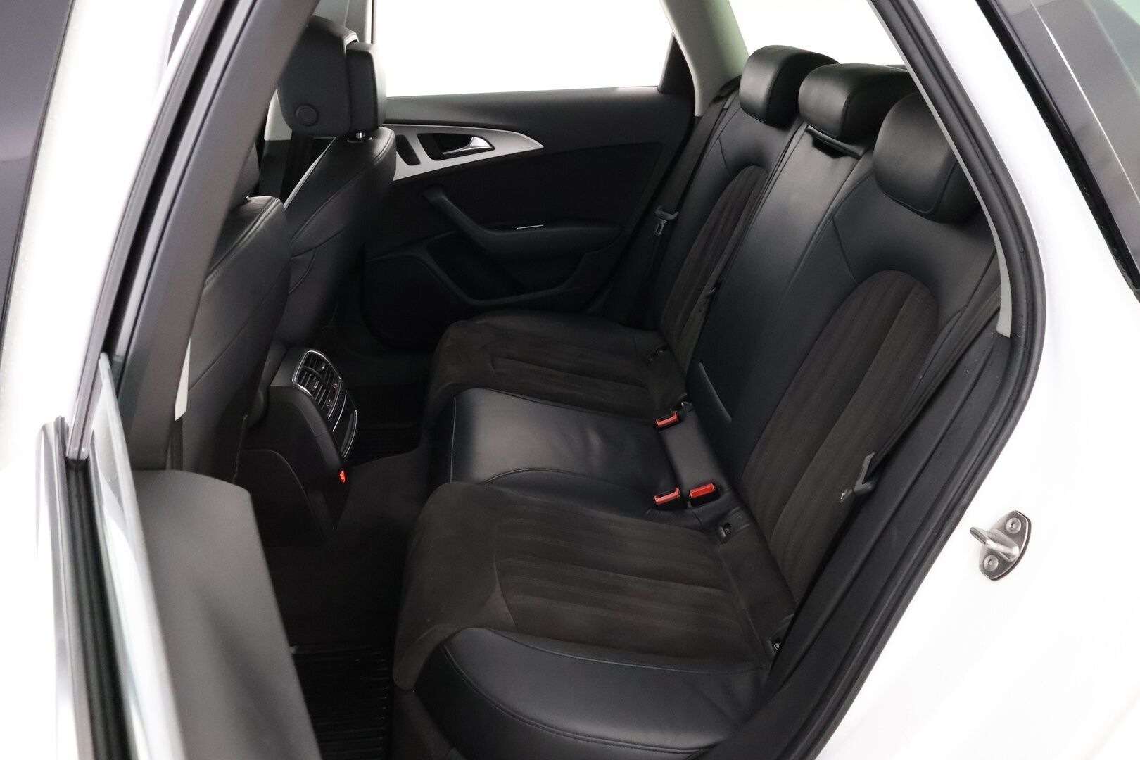 Audi A6 2016 Avant Land of quattro Edition 2,0 TDI 140 kW quattro S tronic S Line * Webasto / Vetokoukku / Nahka-Alcantara / Xenon - 2x Hyvät renkaat / Suomiauto / Juuri tullut Tampereelle!