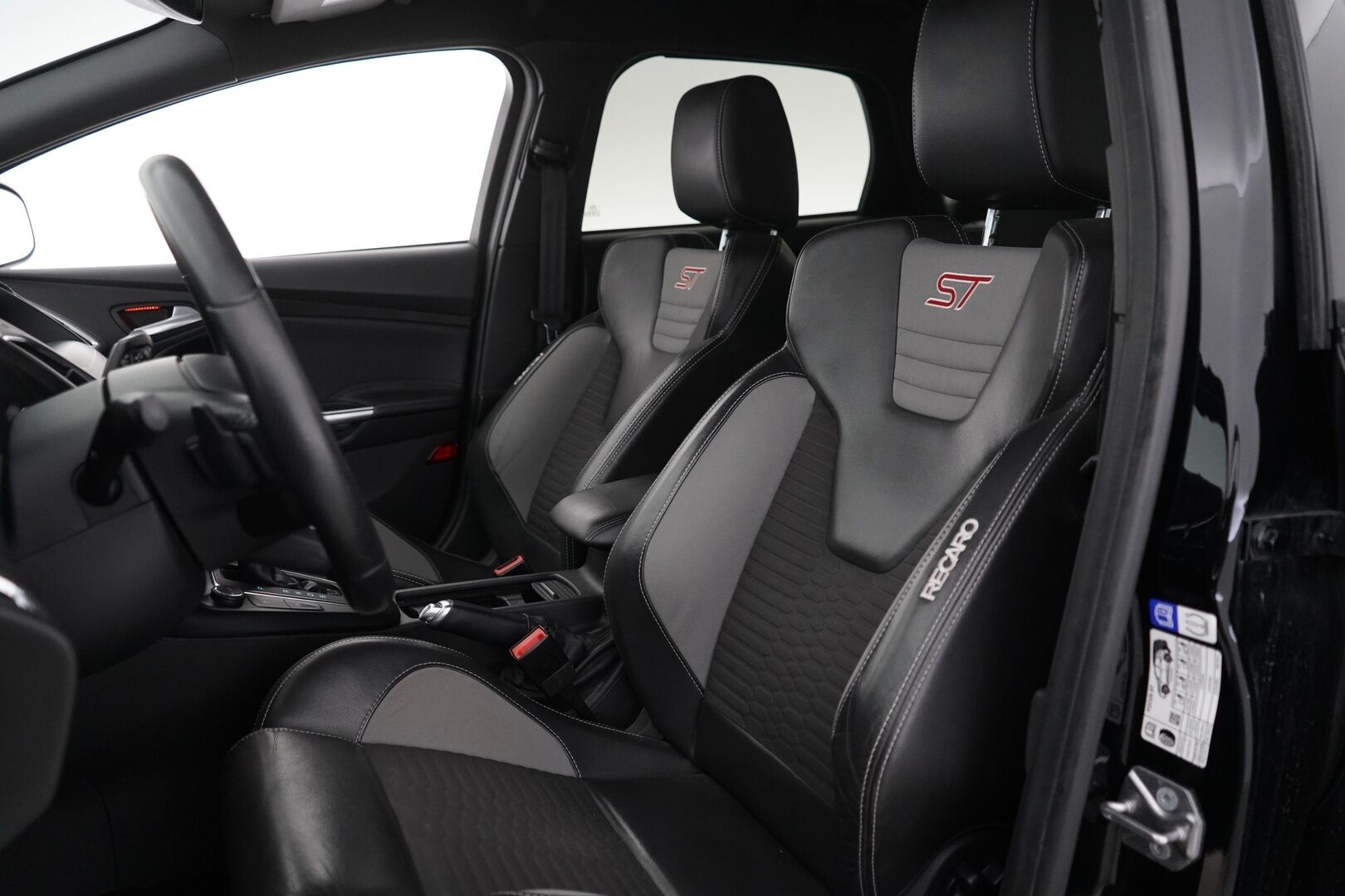 Ford Focus 2016 2,0 TDCi 185 hv start/stop PowerShift A6 ST Wagon * Vakkari / Webasto /  Lämm. tuulilasi / Tutka / Sporttipenkit * - ST-Line / Recaro / Kahdet OEM vanteet / Myydään jakohihna juuri vaihdettuna!