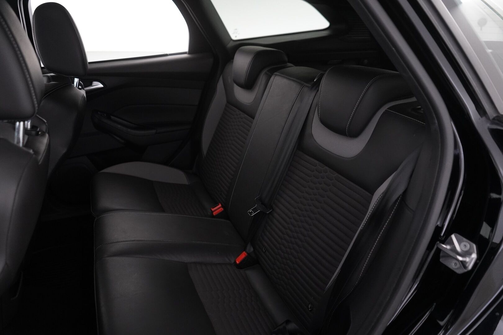 Ford Focus 2016 2,0 TDCi 185 hv start/stop PowerShift A6 ST Wagon * Vakkari / Webasto /  Lämm. tuulilasi / Tutka / Sporttipenkit * - ST-Line / Recaro / Kahdet OEM vanteet / Myydään jakohihna juuri vaihdettuna!