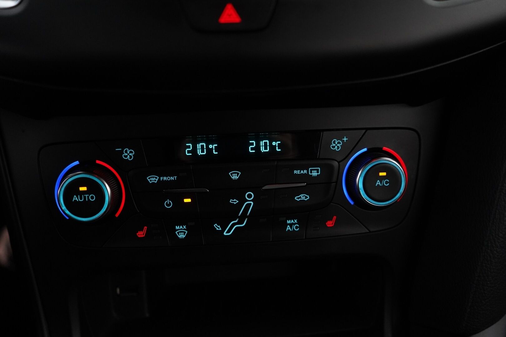 Ford Focus 2016 2,0 TDCi 185 hv start/stop PowerShift A6 ST Wagon * Vakkari / Webasto /  Lämm. tuulilasi / Tutka / Sporttipenkit * - ST-Line / Recaro / Kahdet OEM vanteet / Myydään jakohihna juuri vaihdettuna!