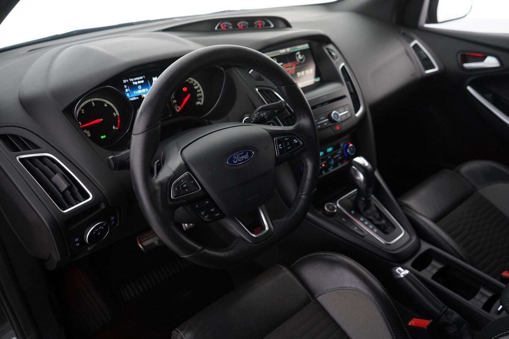 Ford Focus 2016 2,0 TDCi 185 hv start/stop PowerShift A6 ST Wagon * Vakkari / Webasto /  Lämm. tuulilasi / Tutka / Sporttipenkit * - ST-Line / Recaro / Kahdet OEM vanteet / Myydään jakohihna juuri vaihdettuna!