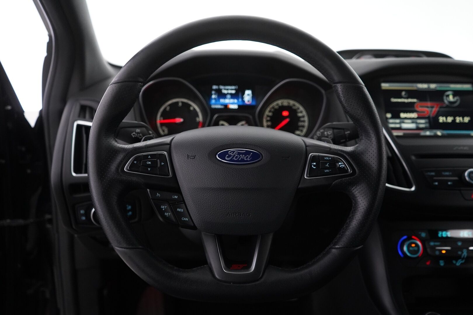 Ford Focus 2016 2,0 TDCi 185 hv start/stop PowerShift A6 ST Wagon * Vakkari / Webasto /  Lämm. tuulilasi / Tutka / Sporttipenkit * - ST-Line / Recaro / Kahdet OEM vanteet / Myydään jakohihna juuri vaihdettuna!
