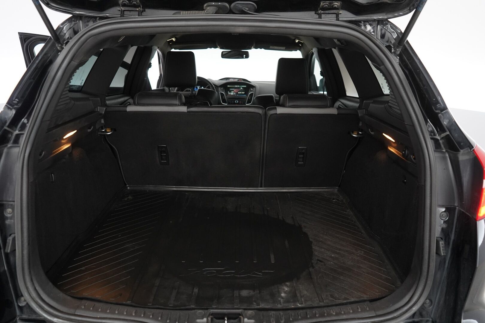 Ford Focus 2016 2,0 TDCi 185 hv start/stop PowerShift A6 ST Wagon * Vakkari / Webasto /  Lämm. tuulilasi / Tutka / Sporttipenkit * - ST-Line / Recaro / Kahdet OEM vanteet / Myydään jakohihna juuri vaihdettuna!