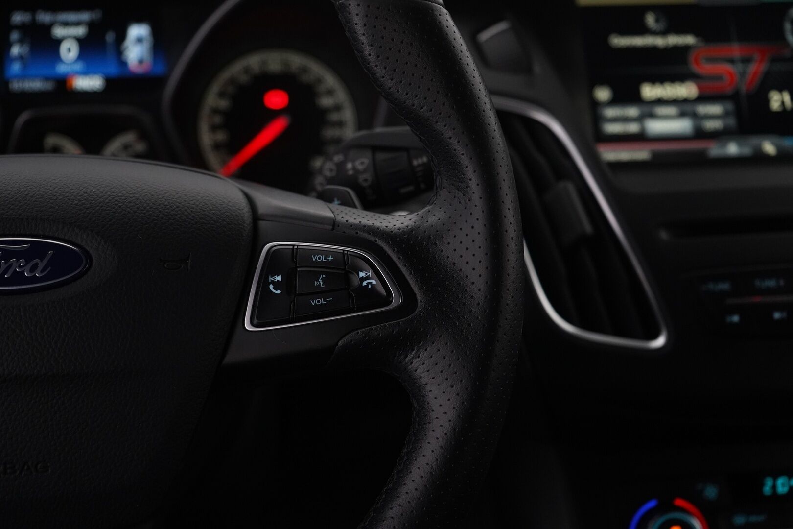 Ford Focus 2016 2,0 TDCi 185 hv start/stop PowerShift A6 ST Wagon * Vakkari / Webasto /  Lämm. tuulilasi / Tutka / Sporttipenkit * - ST-Line / Recaro / Kahdet OEM vanteet / Myydään jakohihna juuri vaihdettuna!