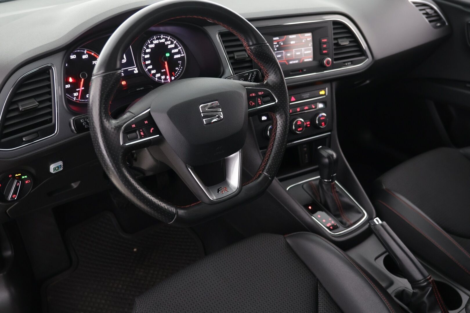 Seat Leon ST 2016 1,4 TSI 150 ACT FR DSG / Vetokoukku / Adapt. Vakkari / Suomi-auto / Upea sisusta - Juuri saapunut!