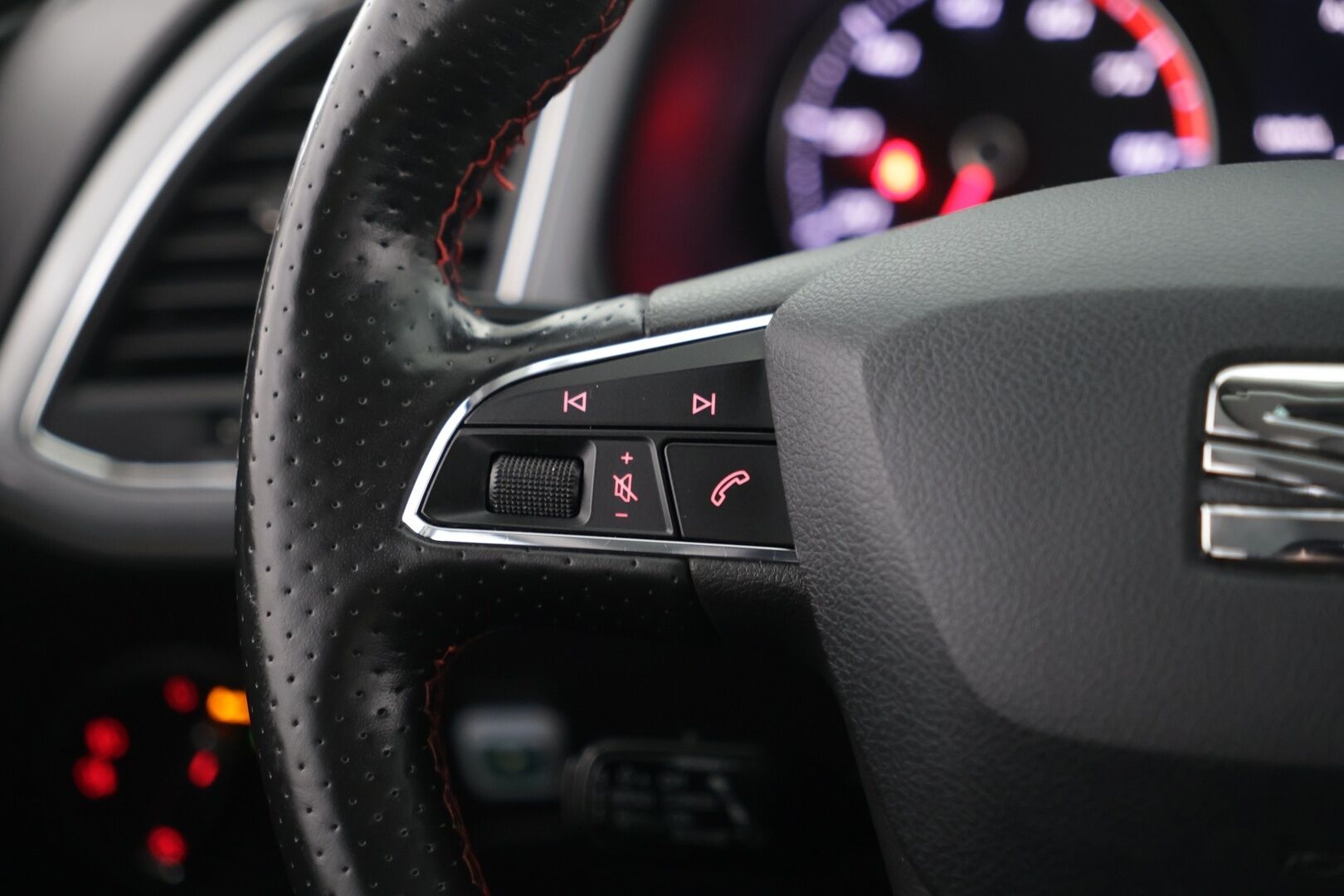 Seat Leon ST 2016 1,4 TSI 150 ACT FR DSG / Vetokoukku / Adapt. Vakkari / Suomi-auto / Upea sisusta - Juuri saapunut!