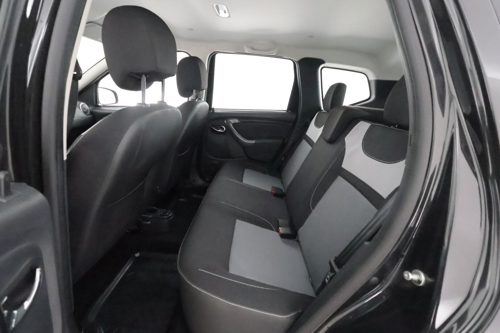 Dacia Duster 2016 TCe 125 S&S 4x4 Laureate **1.Om Suomi-auto / Koukku / Sisätilanlämmitin / Vakkari / Aut. Ilmastointi / 2x renkaat** - 1.Om Suomi-auto / Koukku / Sisätilanlämmitin / Vakkari / Aut. Ilmastointi / 2x renkaat