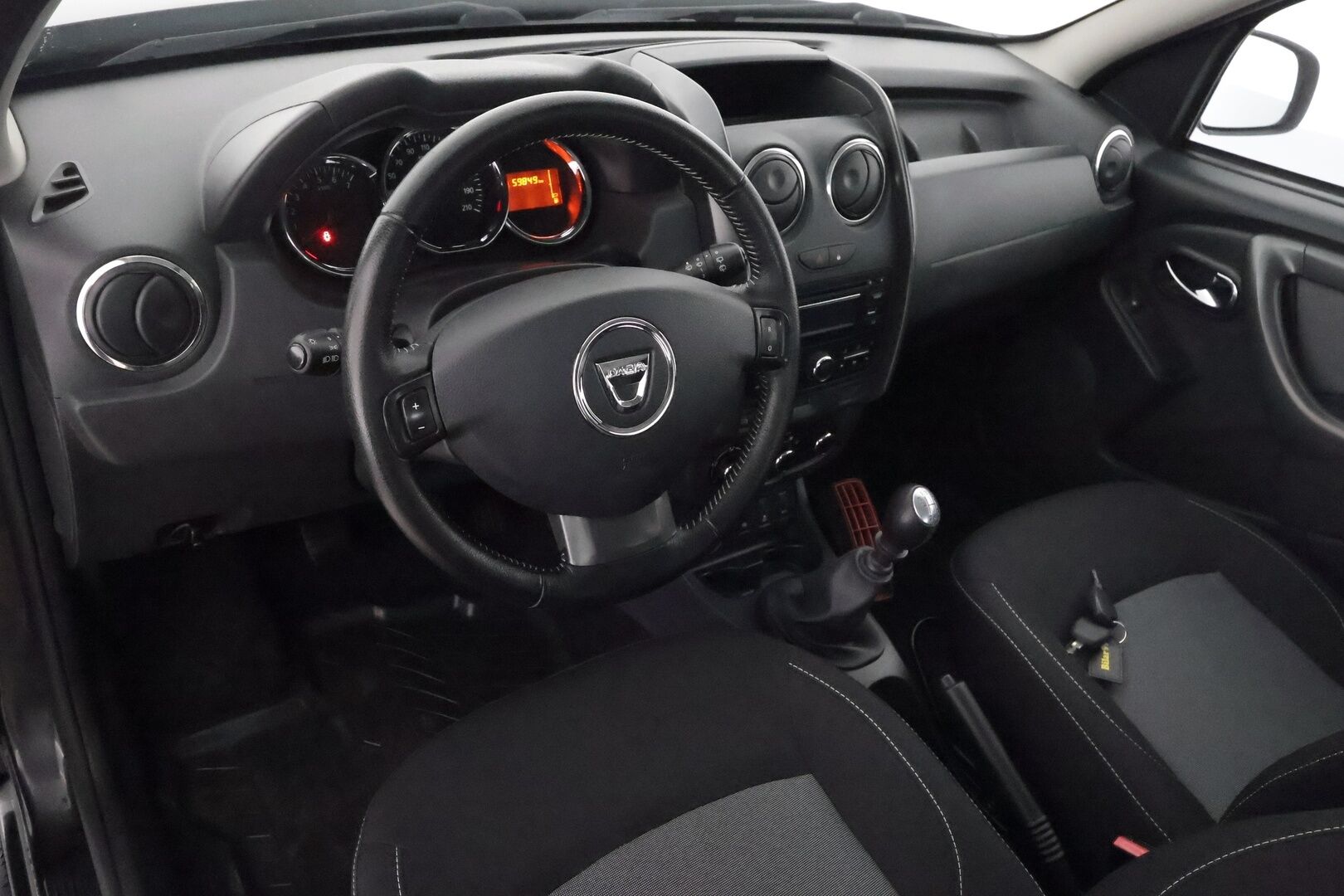 Dacia Duster 2016 TCe 125 S&S 4x4 Laureate **1.Om Suomi-auto / Koukku / Sisätilanlämmitin / Vakkari / Aut. Ilmastointi / 2x renkaat** - 1.Om Suomi-auto / Koukku / Sisätilanlämmitin / Vakkari / Aut. Ilmastointi / 2x renkaat