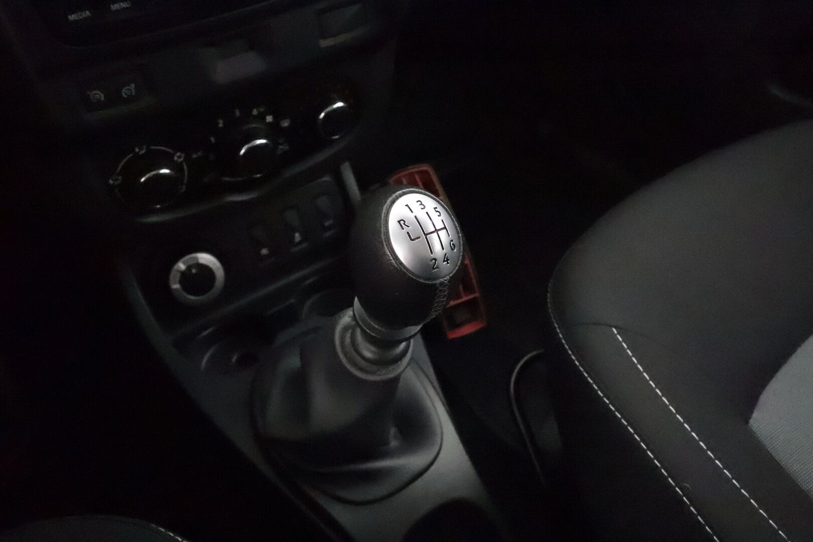 Dacia Duster 2016 TCe 125 S&S 4x4 Laureate **1.Om Suomi-auto / Koukku / Sisätilanlämmitin / Vakkari / Aut. Ilmastointi / 2x renkaat** - 1.Om Suomi-auto / Koukku / Sisätilanlämmitin / Vakkari / Aut. Ilmastointi / 2x renkaat