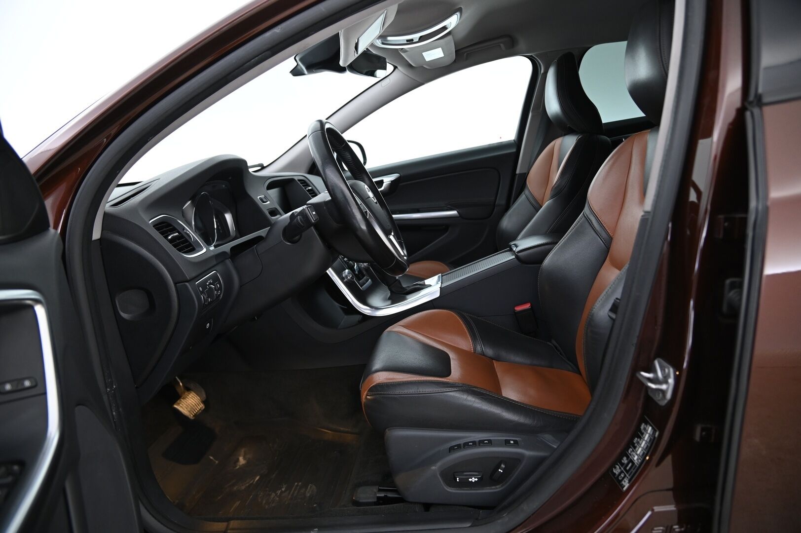 Volvo V60 Cross Country 2016 D4 AWD Business Summum aut VOC / Vakkari / Nahat / Koukku / Digimittaristo - Suomi-auto / Tilava ja näyttävä / Pääsee myös metsäteillä! 