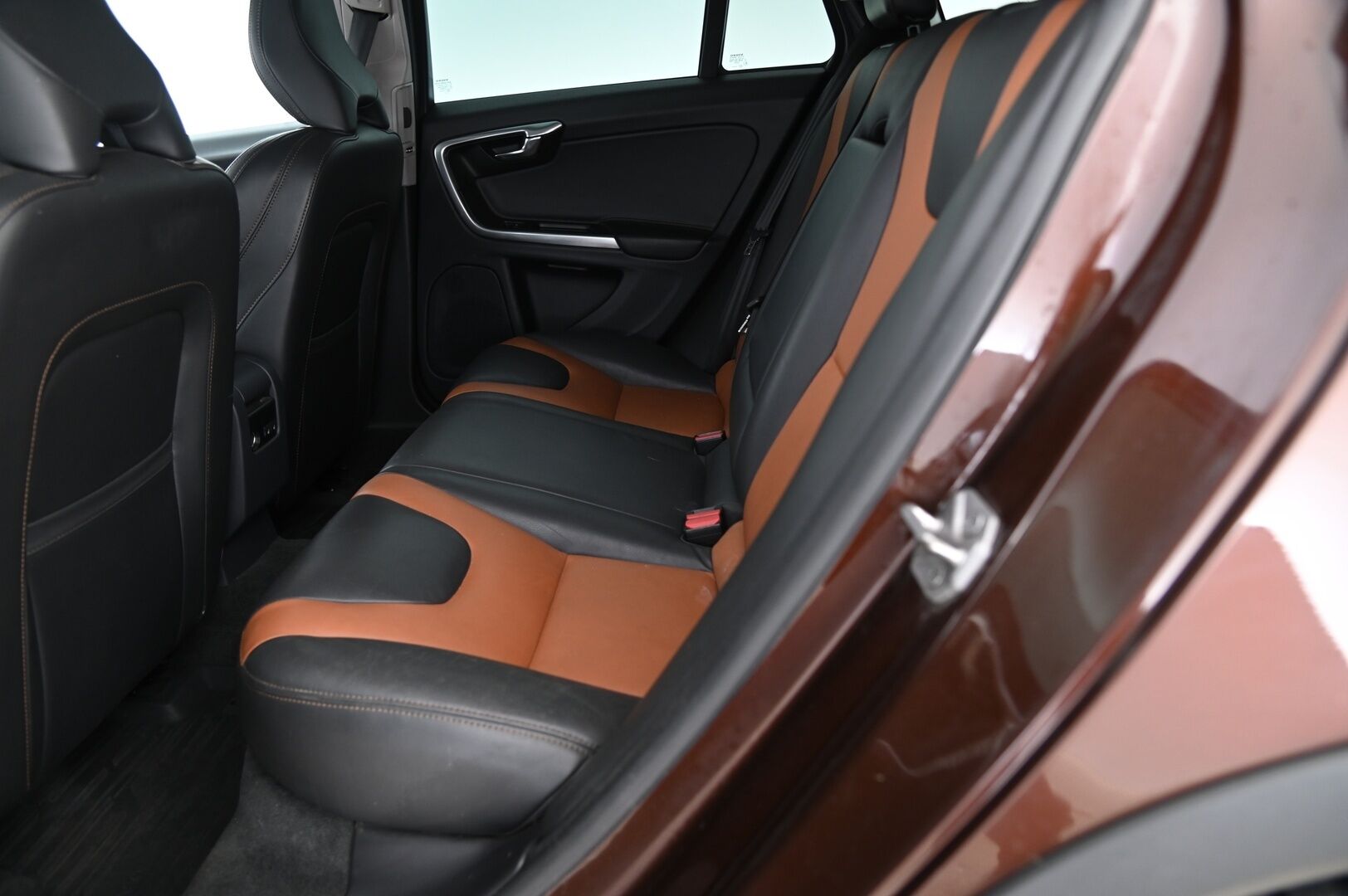 Volvo V60 Cross Country 2016 D4 AWD Business Summum aut VOC / Vakkari / Nahat / Koukku / Digimittaristo - Suomi-auto / Tilava ja näyttävä / Pääsee myös metsäteillä! 