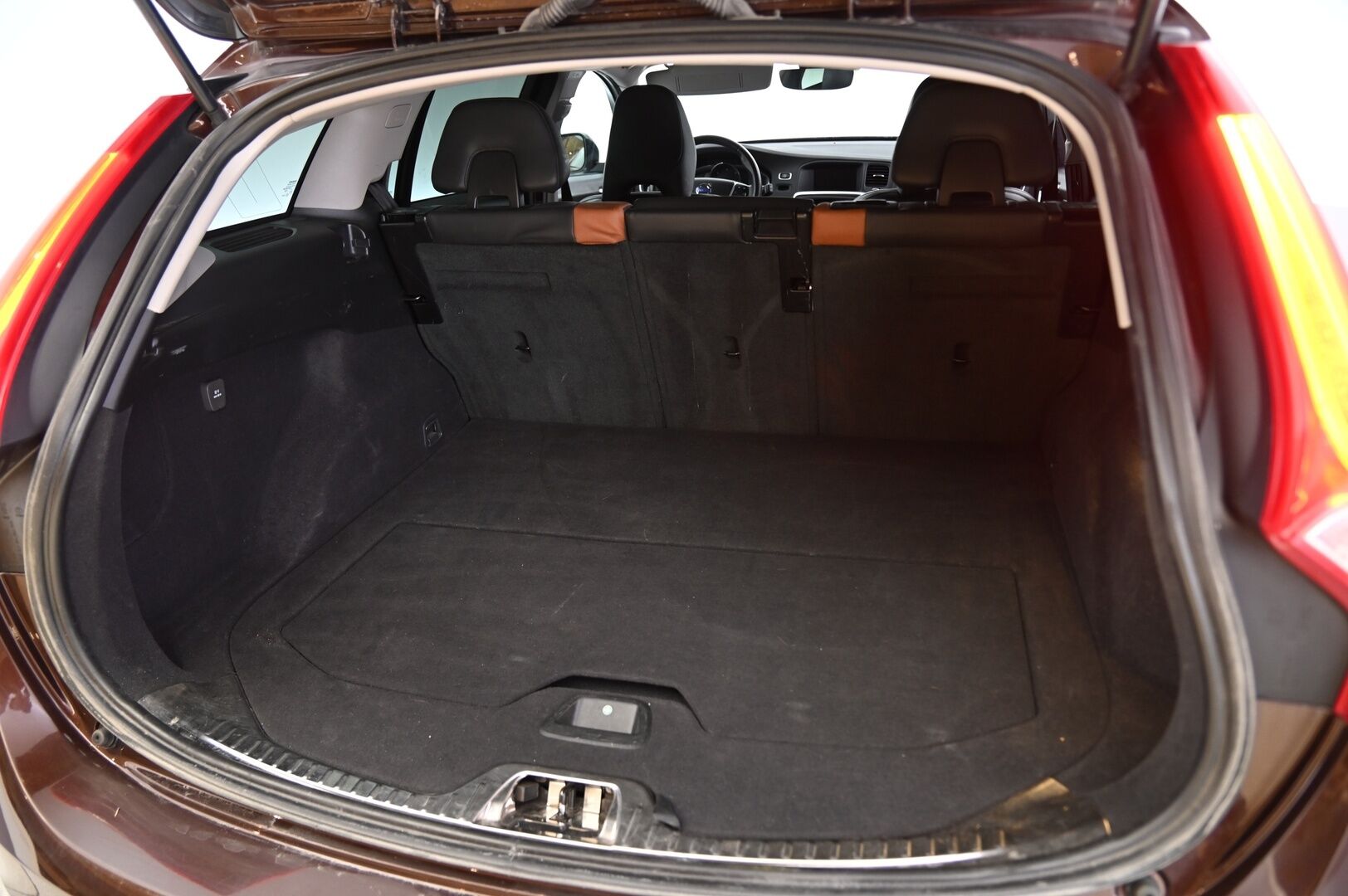 Volvo V60 Cross Country 2016 D4 AWD Business Summum aut VOC / Vakkari / Nahat / Koukku / Digimittaristo - Suomi-auto / Tilava ja näyttävä / Pääsee myös metsäteillä! 