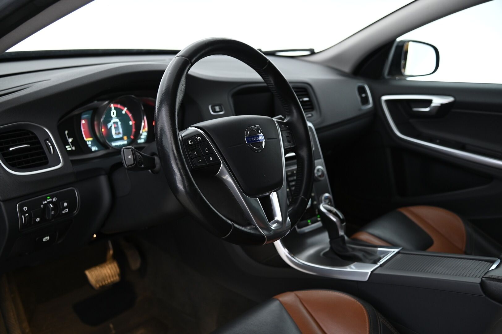 Volvo V60 Cross Country 2016 D4 AWD Business Summum aut VOC / Vakkari / Nahat / Koukku / Digimittaristo - Suomi-auto / Tilava ja näyttävä / Pääsee myös metsäteillä! 