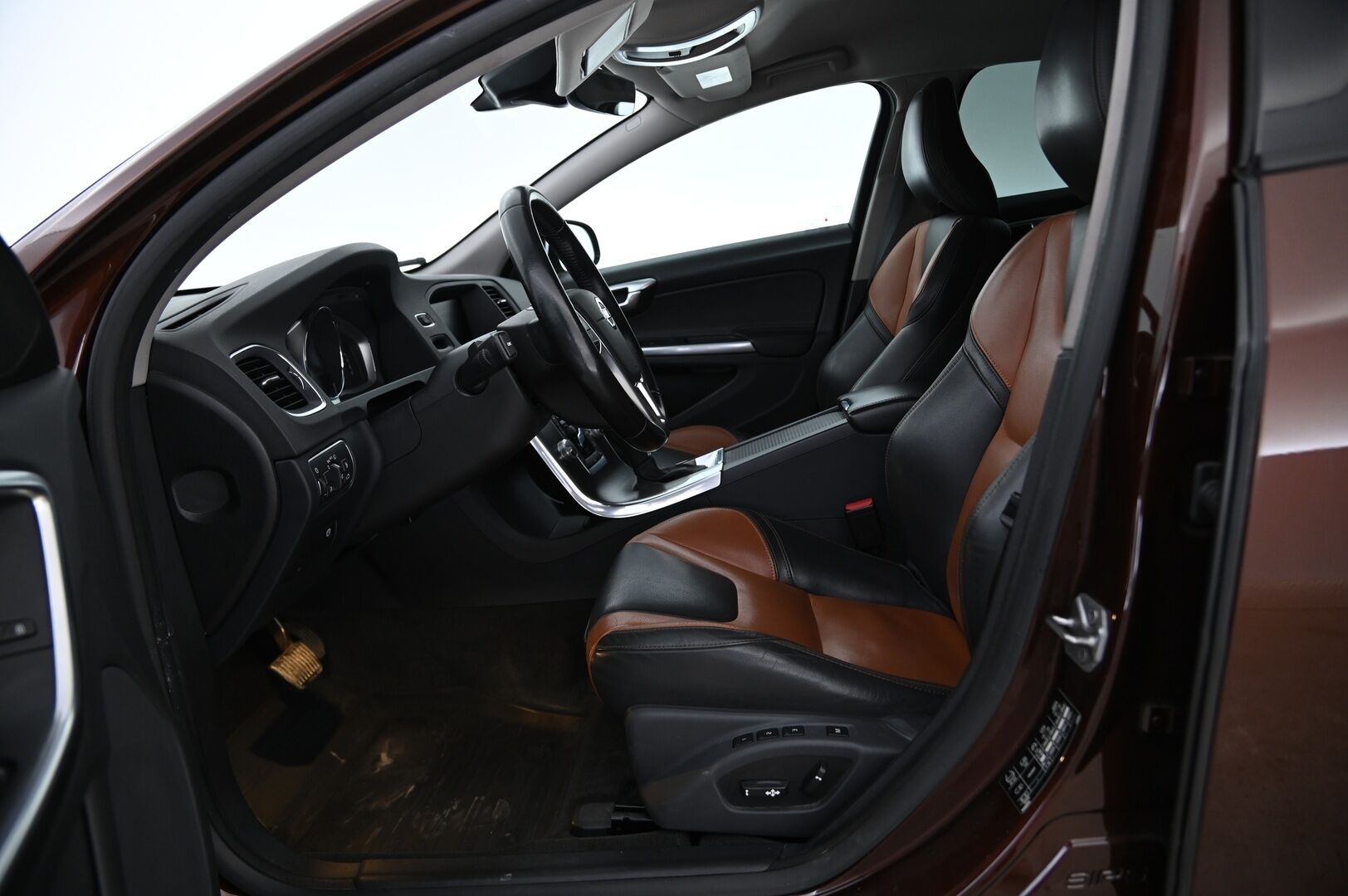 Volvo V60 Cross Country 2016 D4 AWD Business Summum aut VOC / Vakkari / Nahat / Koukku / Digimittaristo - Suomi-auto / Tilava ja näyttävä / Pääsee myös metsäteillä! 