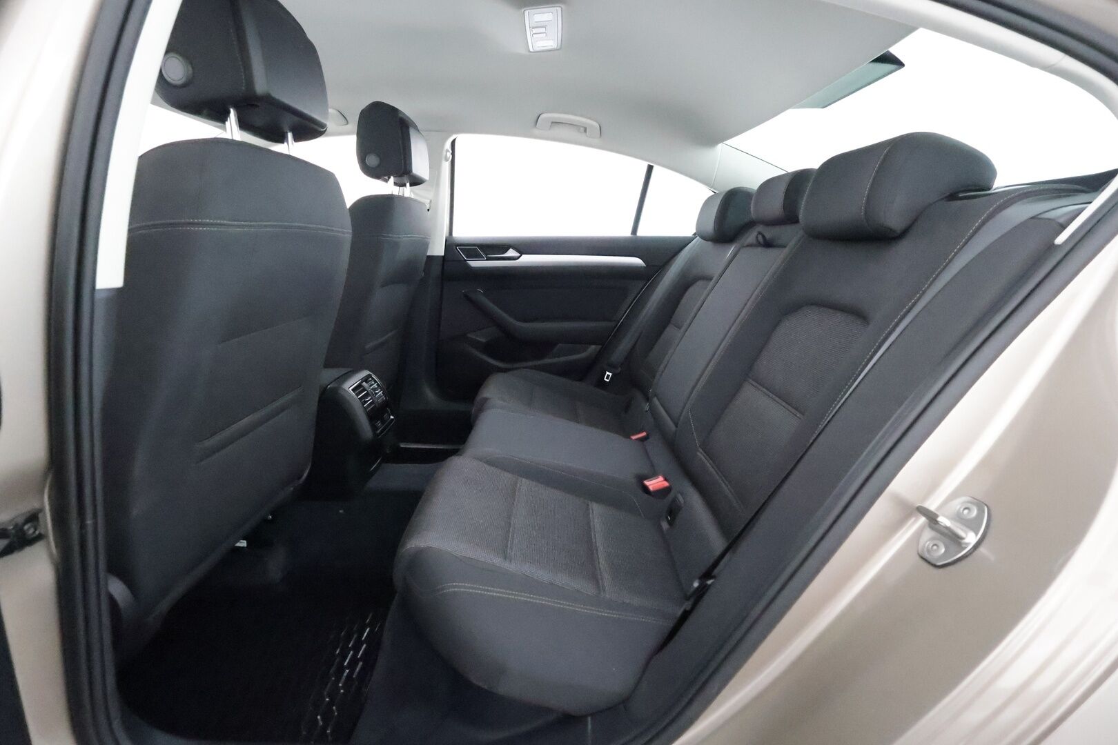 Volkswagen Passat 2016 Sedan Comfortline 1,4 TSI 110 kW** Koukku / P.tutkat / Lohkolämmitin / Vakkari / Sporttipenkit *'