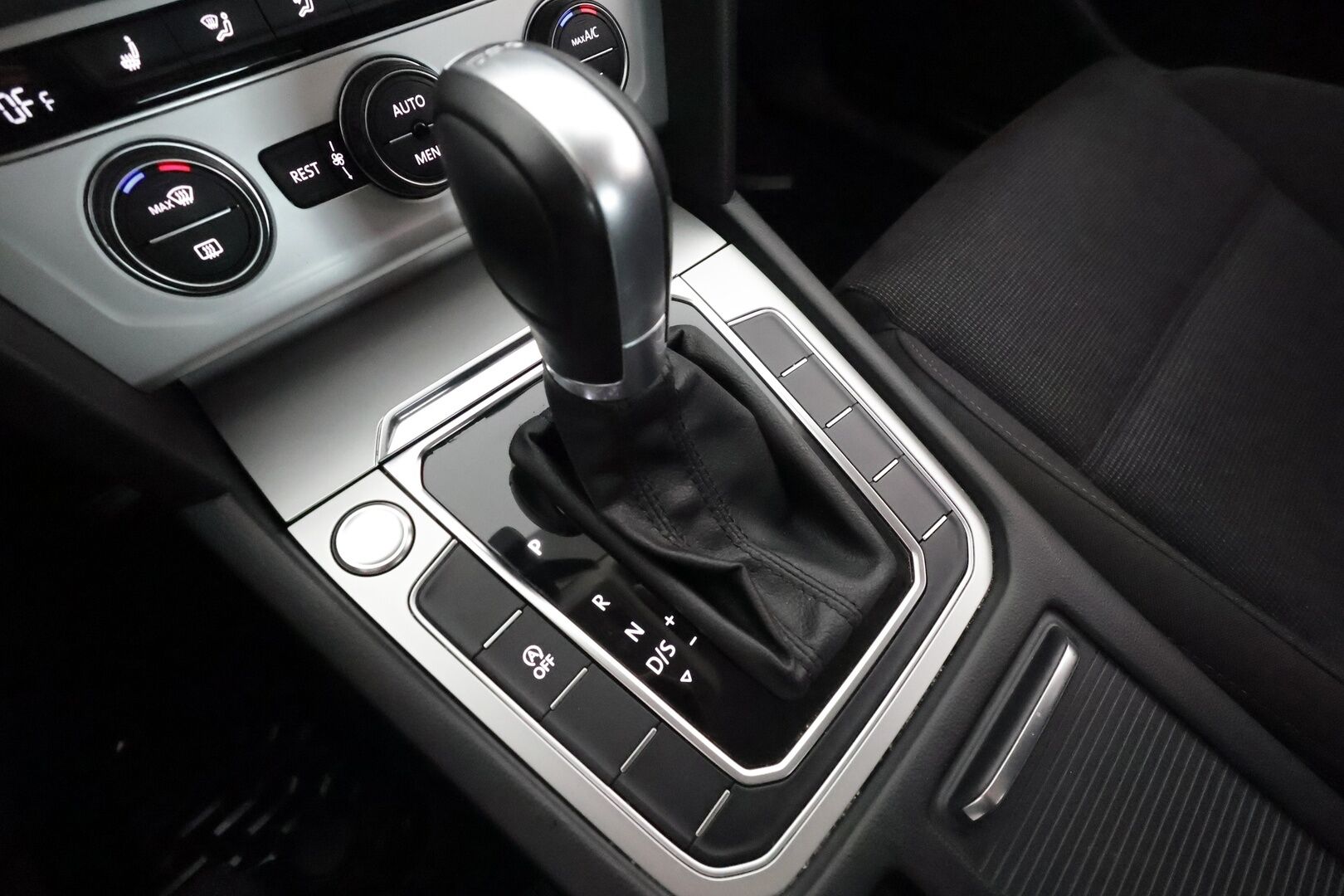Volkswagen Passat 2016 Sedan Comfortline 1,4 TSI 110 kW** Koukku / P.tutkat / Lohkolämmitin / Vakkari / Sporttipenkit *'
