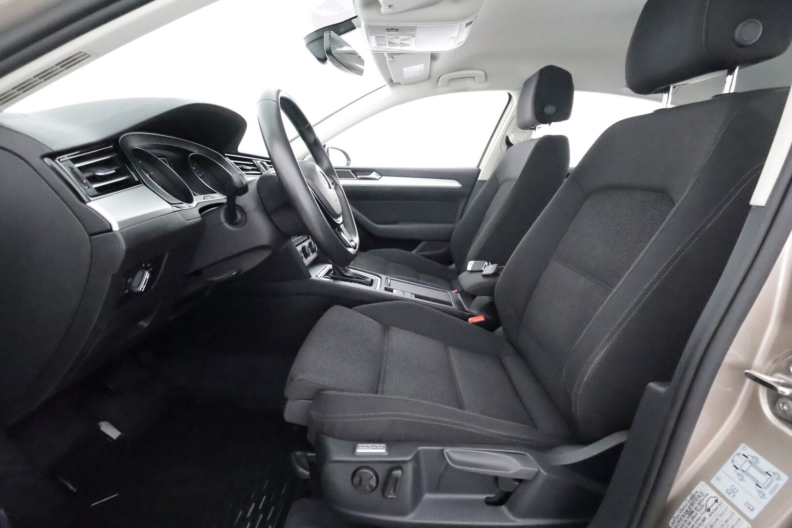 Volkswagen Passat 2016 Sedan Comfortline 1,4 TSI 110 kW** Koukku / P.tutkat / Lohkolämmitin / Vakkari / Sporttipenkit *'