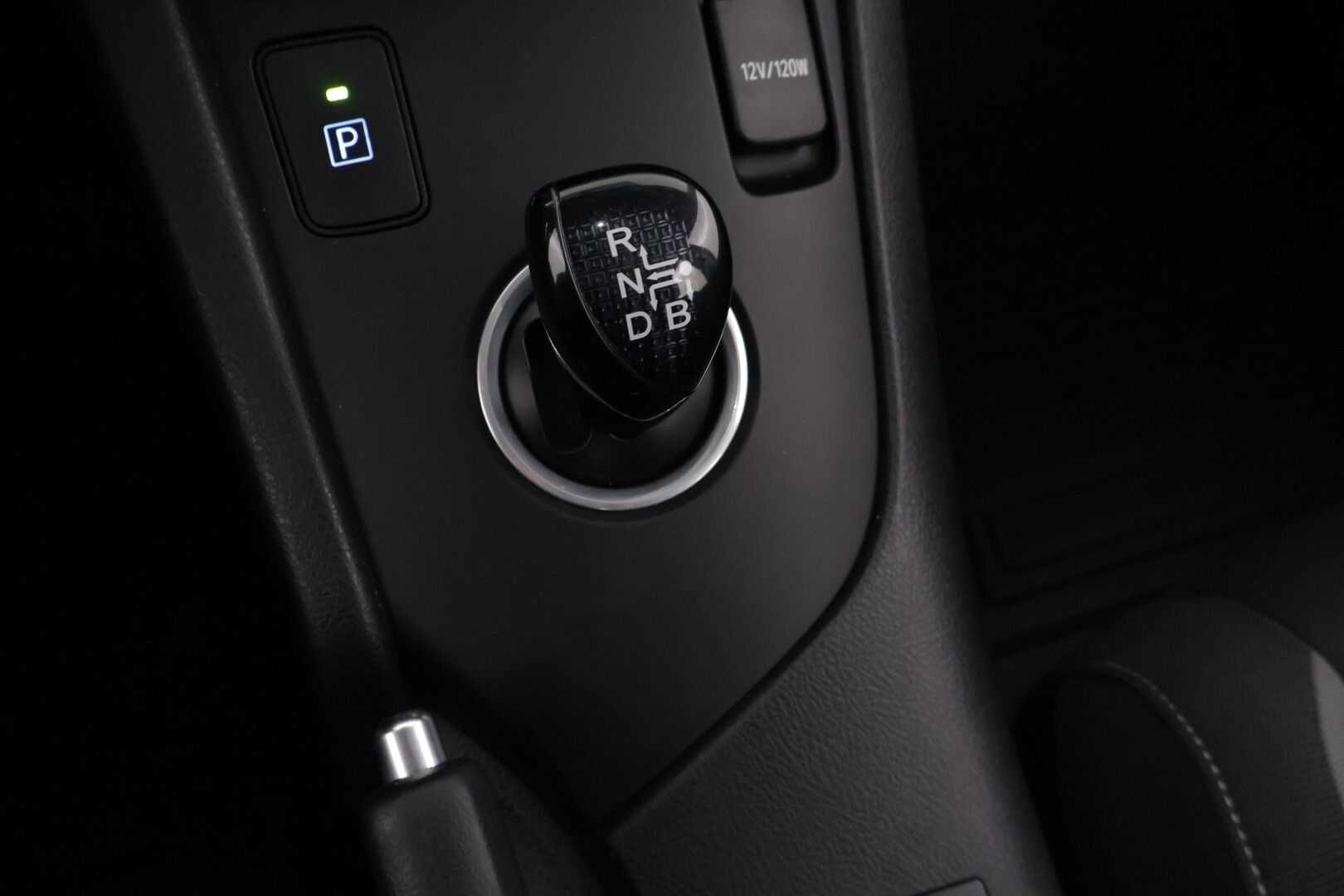 Toyota Auris 2016 1,8 Hybrid Active ** Juuri tullut! / Lohko+sisäp / Navigointi / P.kamera / Vakkari / Siisti yksilö! / 2x aluvanteet ** - Upealla metallivärillä ja siistissä kunnossa oleva perus hyvä Toyota! Tervetuloa koeajamaan ja ihastumaan!