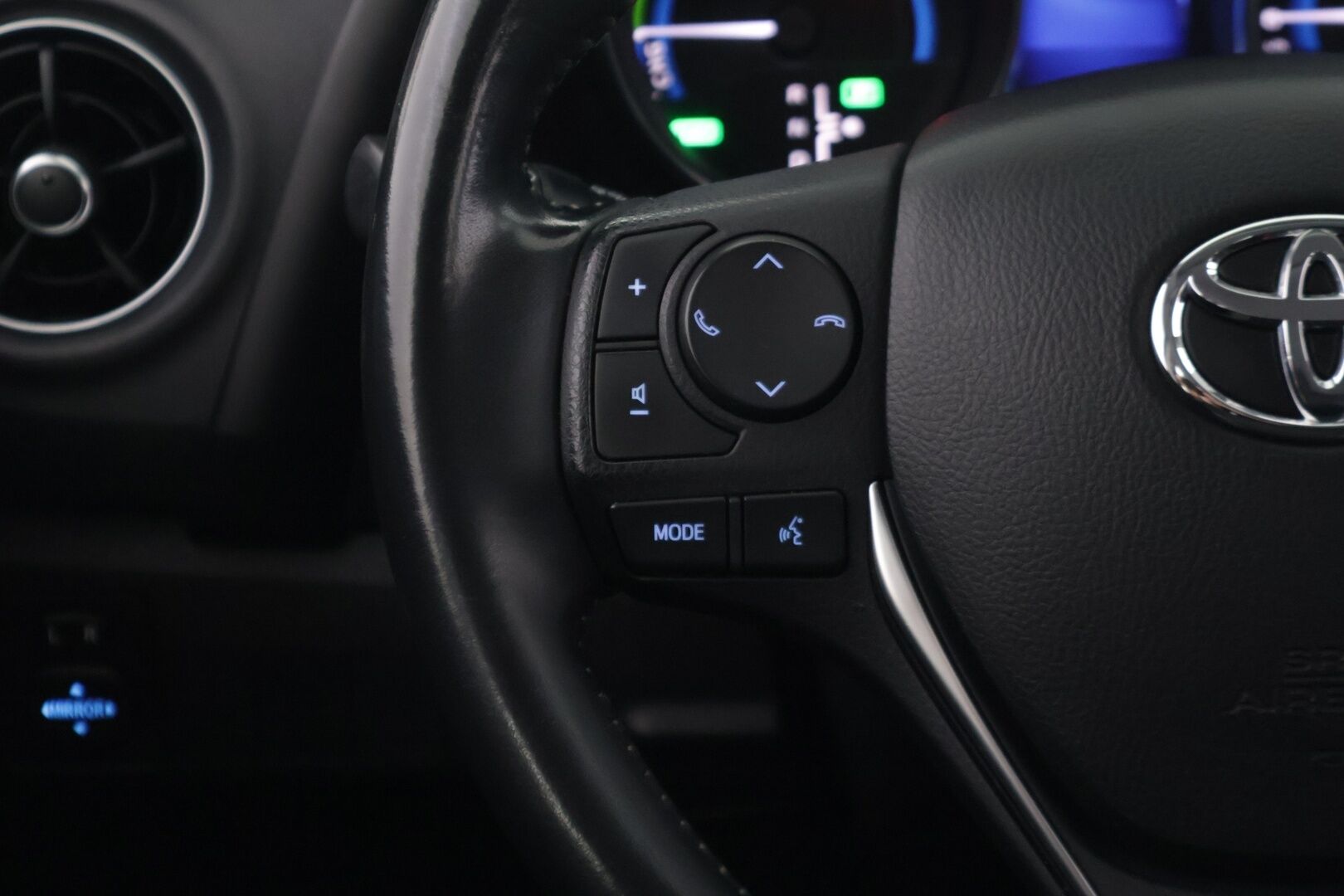 Toyota Auris 2016 1,8 Hybrid Active ** Juuri tullut! / Lohko+sisäp / Navigointi / P.kamera / Vakkari / Siisti yksilö! / 2x aluvanteet ** - Upealla metallivärillä ja siistissä kunnossa oleva perus hyvä Toyota! Tervetuloa koeajamaan ja ihastumaan!