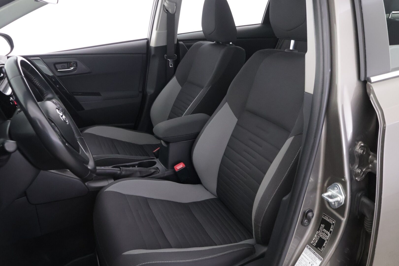 Toyota Auris 2016 1,8 Hybrid Active ** Juuri tullut! / Lohko+sisäp / Navigointi / P.kamera / Vakkari / Siisti yksilö! / 2x aluvanteet ** - Upealla metallivärillä ja siistissä kunnossa oleva perus hyvä Toyota! Tervetuloa koeajamaan ja ihastumaan!