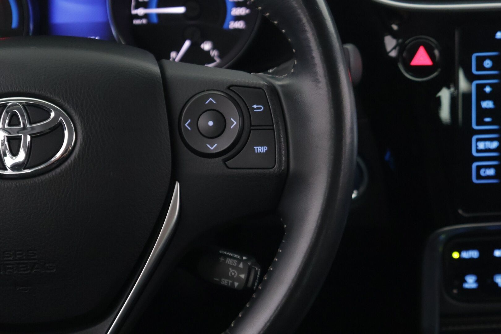 Toyota Auris 2016 1,8 Hybrid Active ** Juuri tullut! / Lohko+sisäp / Navigointi / P.kamera / Vakkari / Siisti yksilö! / 2x aluvanteet ** - Upealla metallivärillä ja siistissä kunnossa oleva perus hyvä Toyota! Tervetuloa koeajamaan ja ihastumaan!