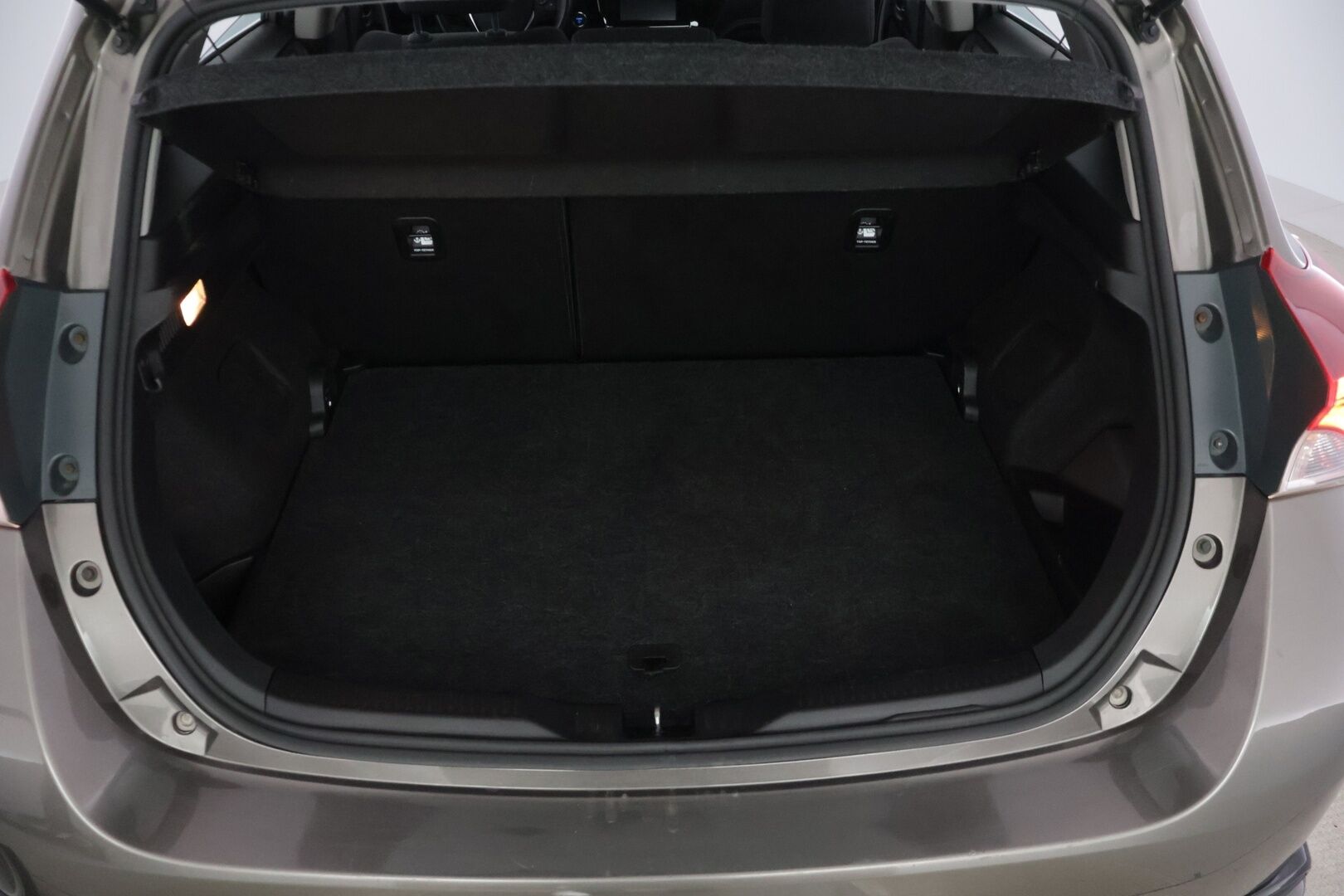 Toyota Auris 2016 1,8 Hybrid Active ** Juuri tullut! / Lohko+sisäp / Navigointi / P.kamera / Vakkari / Siisti yksilö! / 2x aluvanteet ** - Upealla metallivärillä ja siistissä kunnossa oleva perus hyvä Toyota! Tervetuloa koeajamaan ja ihastumaan!