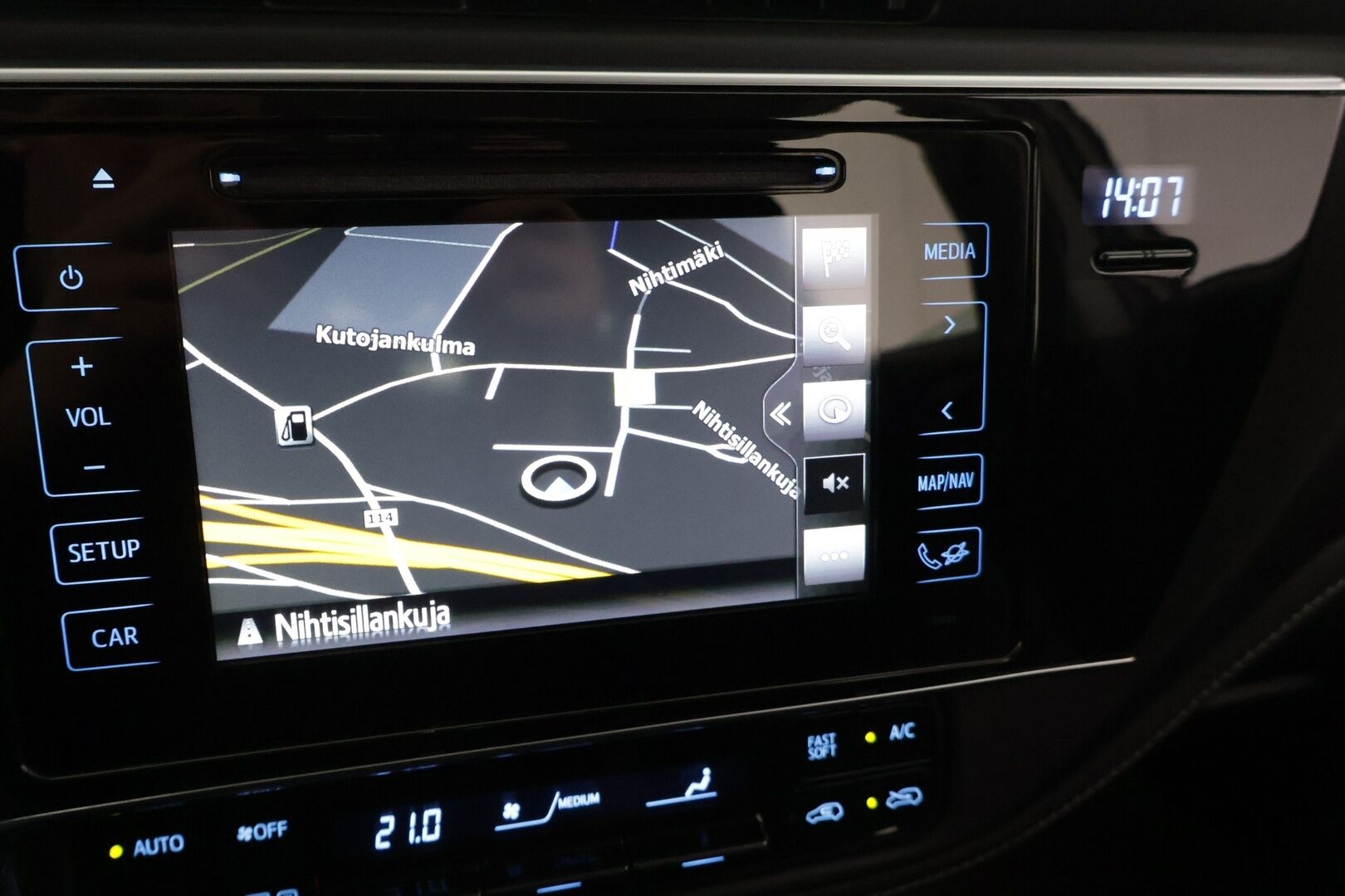 Toyota Auris 2016 1,8 Hybrid Active ** Juuri tullut! / Lohko+sisäp / Navigointi / P.kamera / Vakkari / Siisti yksilö! / 2x aluvanteet ** - Upealla metallivärillä ja siistissä kunnossa oleva perus hyvä Toyota! Tervetuloa koeajamaan ja ihastumaan!