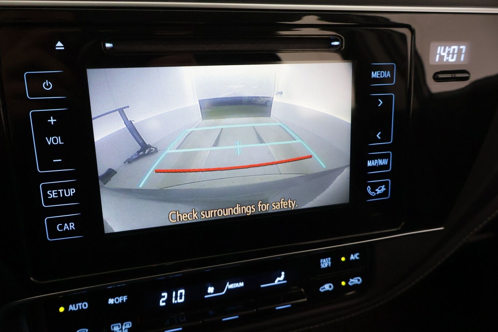 Toyota Auris 2016 1,8 Hybrid Active ** Juuri tullut! / Lohko+sisäp / Navigointi / P.kamera / Vakkari / Siisti yksilö! / 2x aluvanteet ** - Upealla metallivärillä ja siistissä kunnossa oleva perus hyvä Toyota! Tervetuloa koeajamaan ja ihastumaan!