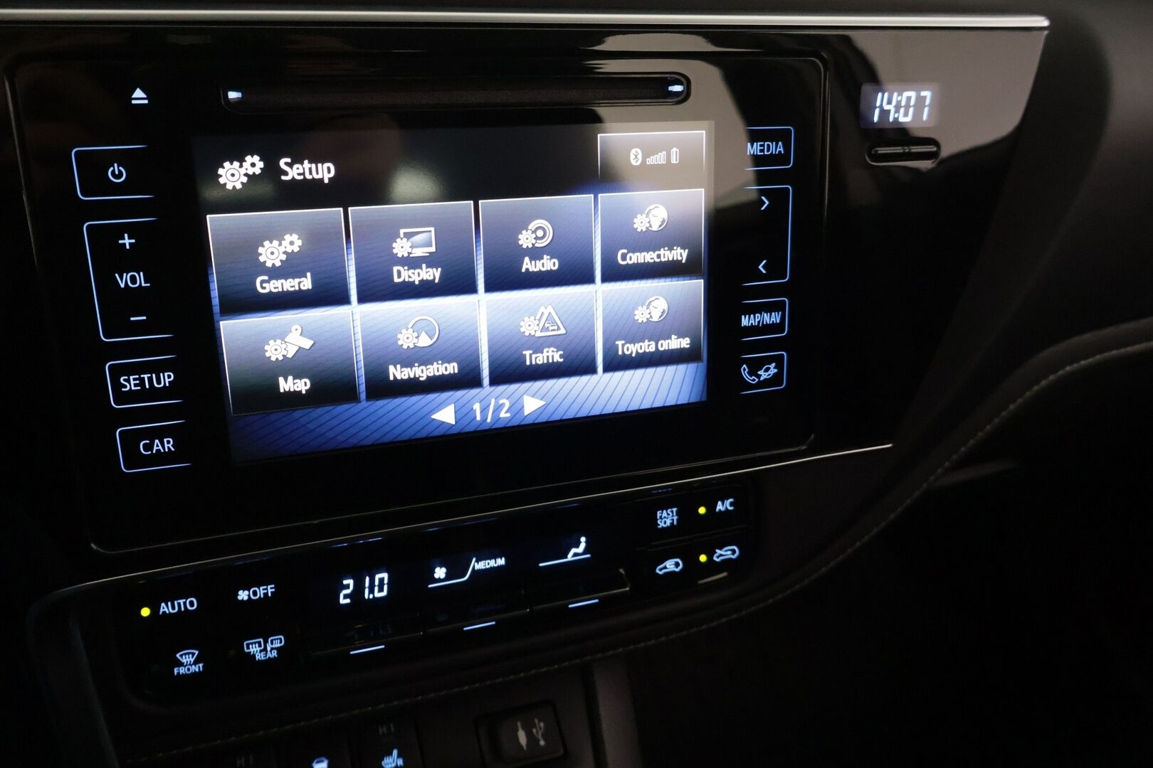 Toyota Auris 2016 1,8 Hybrid Active ** Juuri tullut! / Lohko+sisäp / Navigointi / P.kamera / Vakkari / Siisti yksilö! / 2x aluvanteet ** - Upealla metallivärillä ja siistissä kunnossa oleva perus hyvä Toyota! Tervetuloa koeajamaan ja ihastumaan!