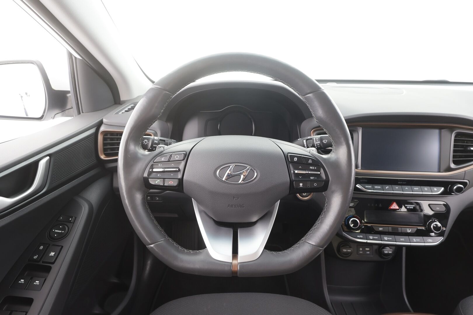 Hyundai IONIQ electric 2019 Comfort - | ACC | ILP | Infinity | P.kamera | Lane Keeping Assist | Lämm. ratti | Apple & Android | Keyless | 2x renkaat vanteineen | Suomiauto | 