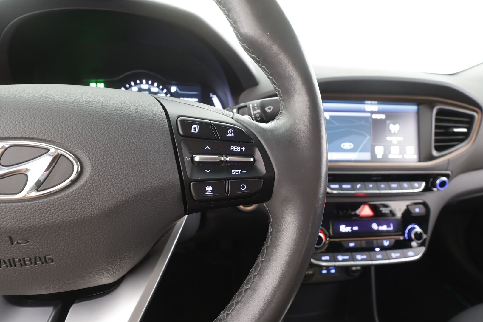 Hyundai IONIQ electric 2019 Comfort - | ACC | ILP | Infinity | P.kamera | Lane Keeping Assist | Lämm. ratti | Apple & Android | Keyless | 2x renkaat vanteineen | Suomiauto | 