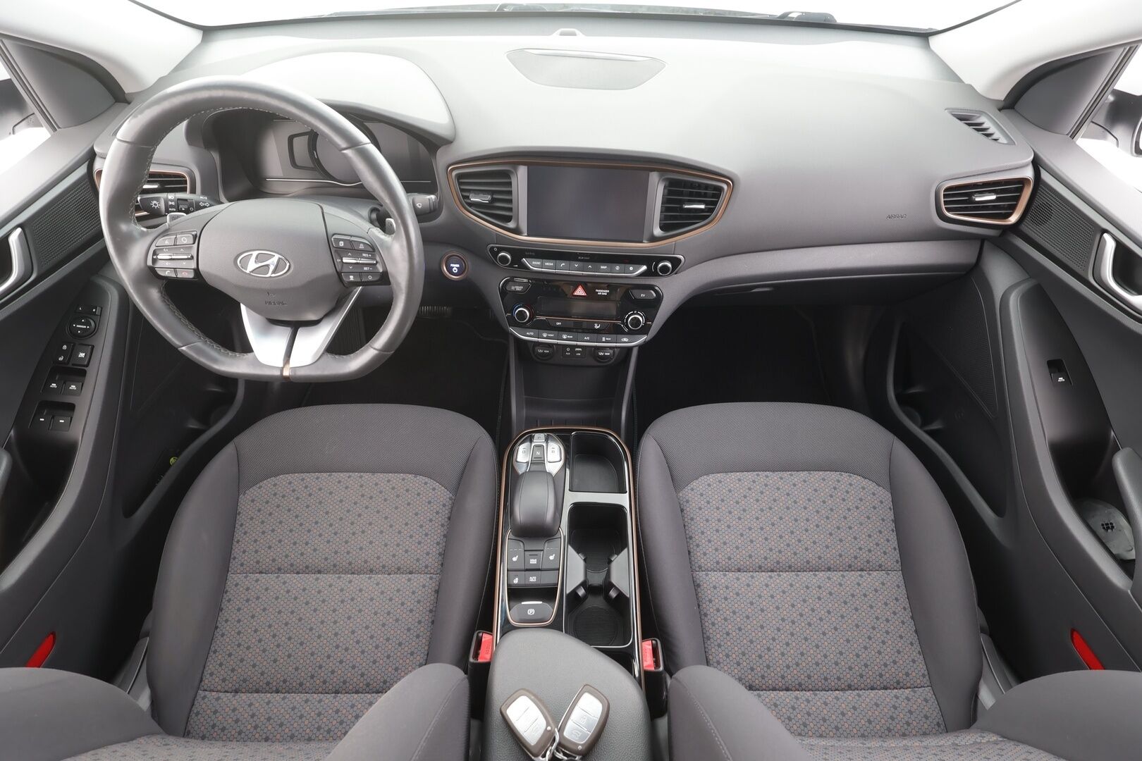 Hyundai IONIQ electric 2019 Comfort - | ACC | ILP | Infinity | P.kamera | Lane Keeping Assist | Lämm. ratti | Apple & Android | Keyless | 2x renkaat vanteineen | Suomiauto | 