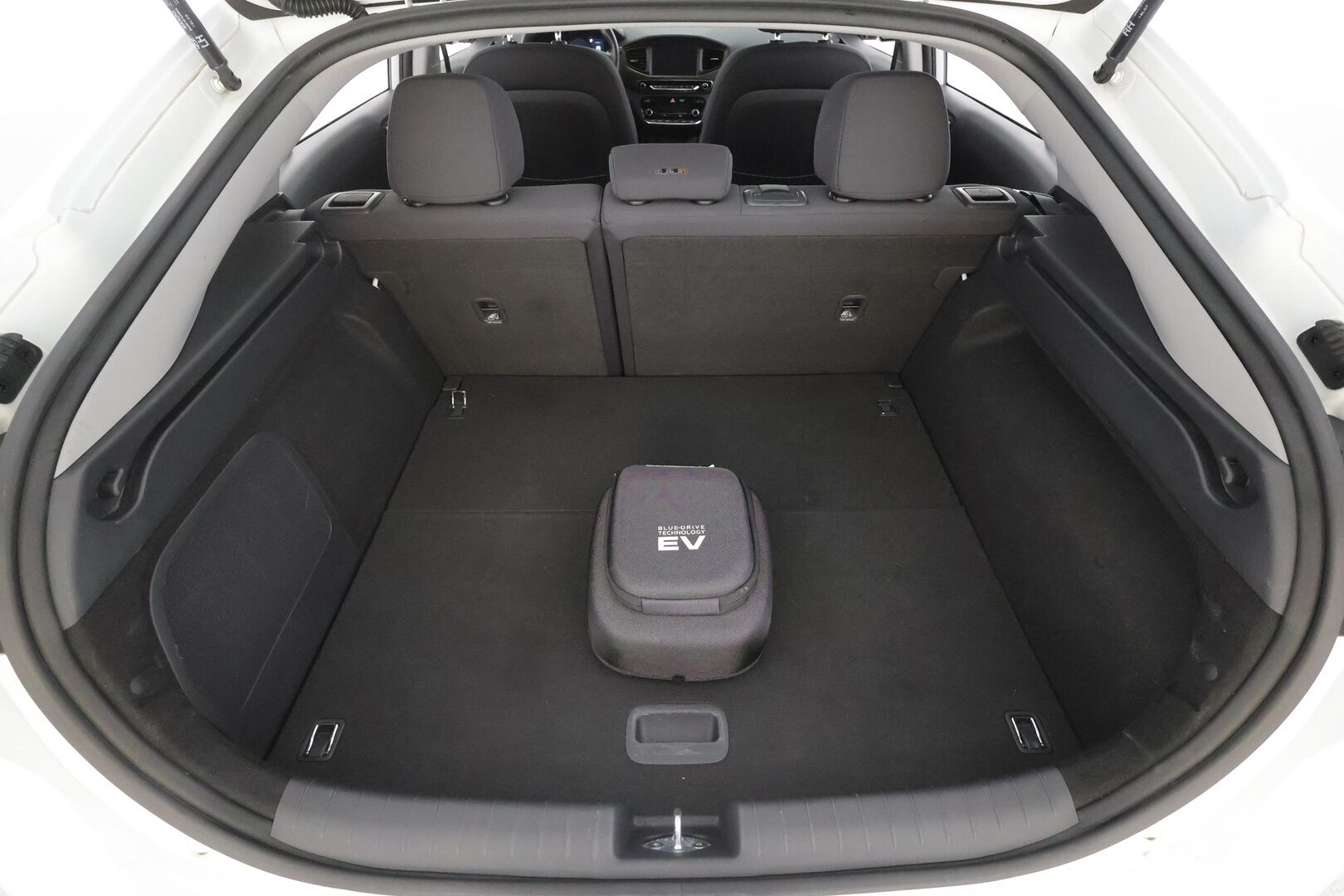 Hyundai IONIQ electric 2019 Comfort - | ACC | ILP | Infinity | P.kamera | Lane Keeping Assist | Lämm. ratti | Apple & Android | Keyless | 2x renkaat vanteineen | Suomiauto | 