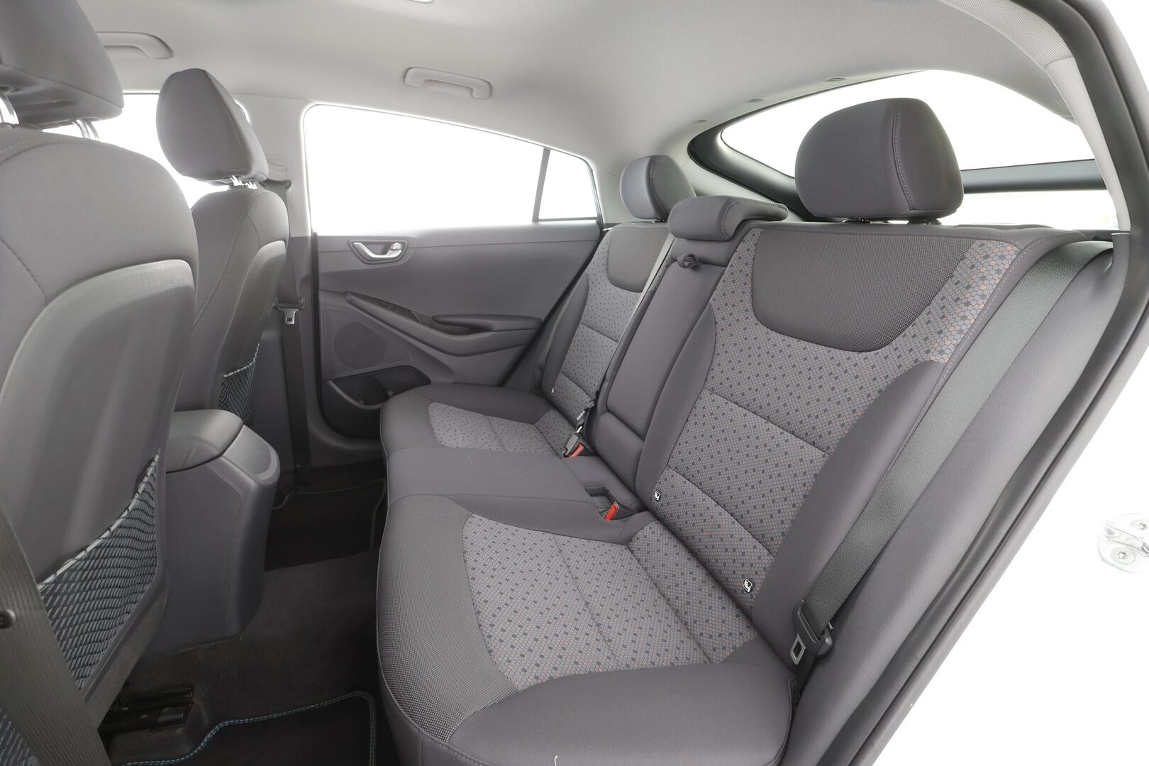 Hyundai IONIQ electric 2019 Comfort - | ACC | ILP | Infinity | P.kamera | Lane Keeping Assist | Lämm. ratti | Apple & Android | Keyless | 2x renkaat vanteineen | Suomiauto | 