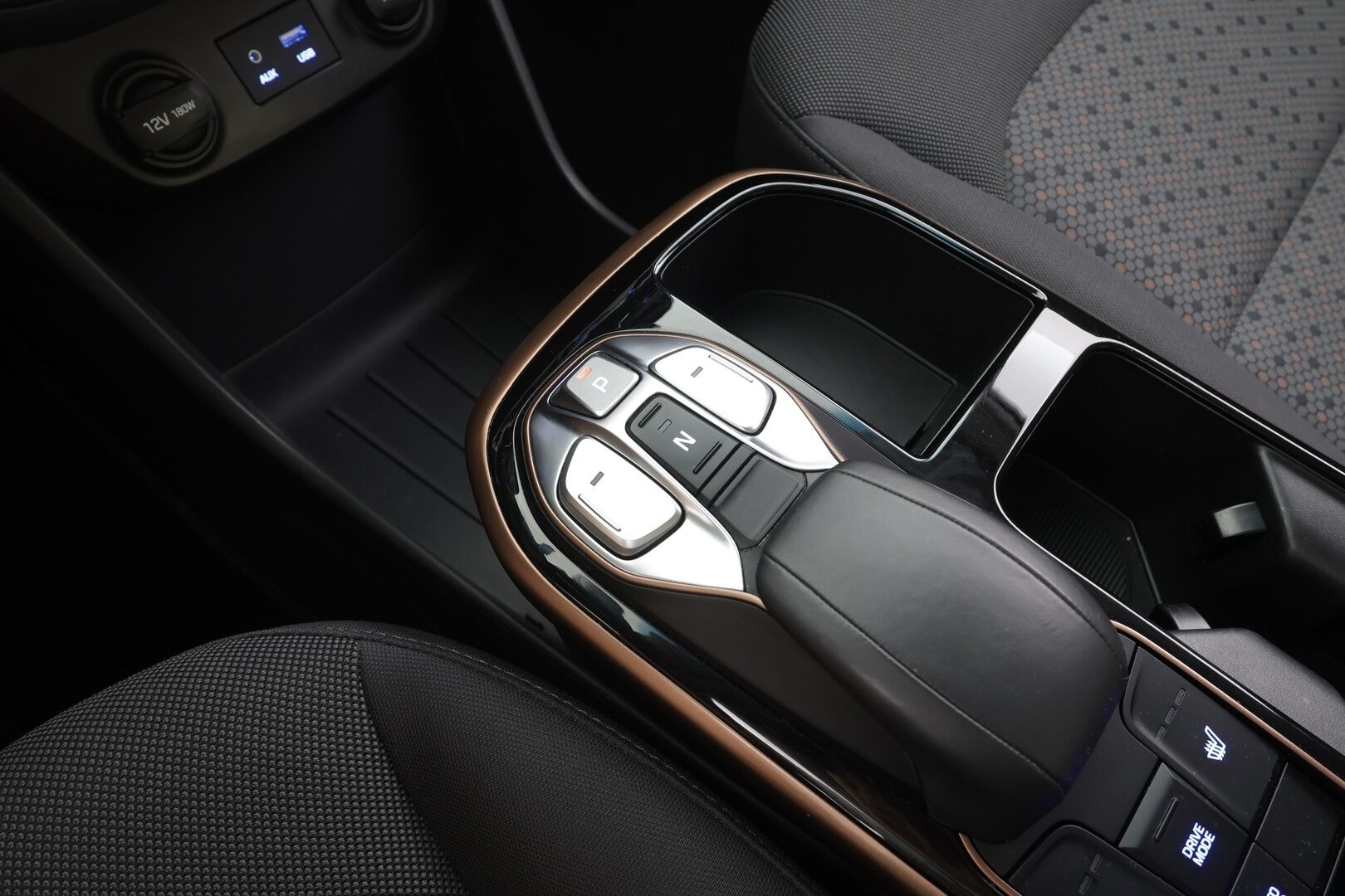 Hyundai IONIQ electric 2019 Comfort - | ACC | ILP | Infinity | P.kamera | Lane Keeping Assist | Lämm. ratti | Apple & Android | Keyless | 2x renkaat vanteineen | Suomiauto | 