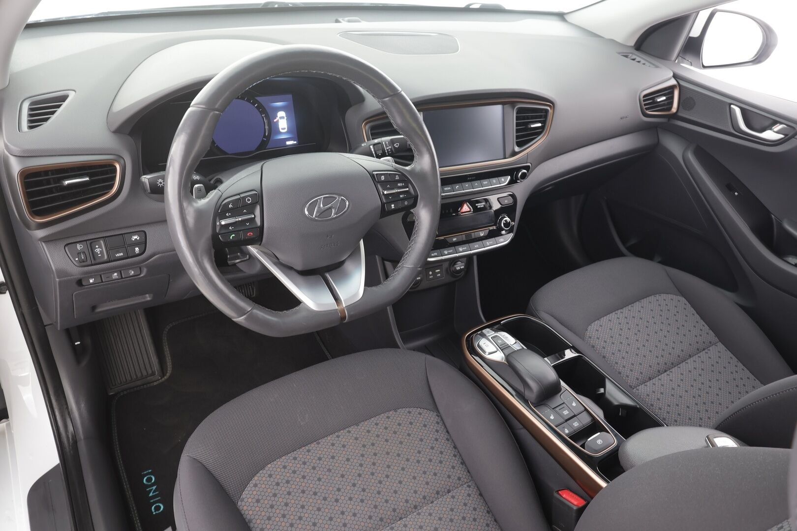 Hyundai IONIQ electric 2019 Comfort - | ACC | ILP | Infinity | P.kamera | Lane Keeping Assist | Lämm. ratti | Apple & Android | Keyless | 2x renkaat vanteineen | Suomiauto | 